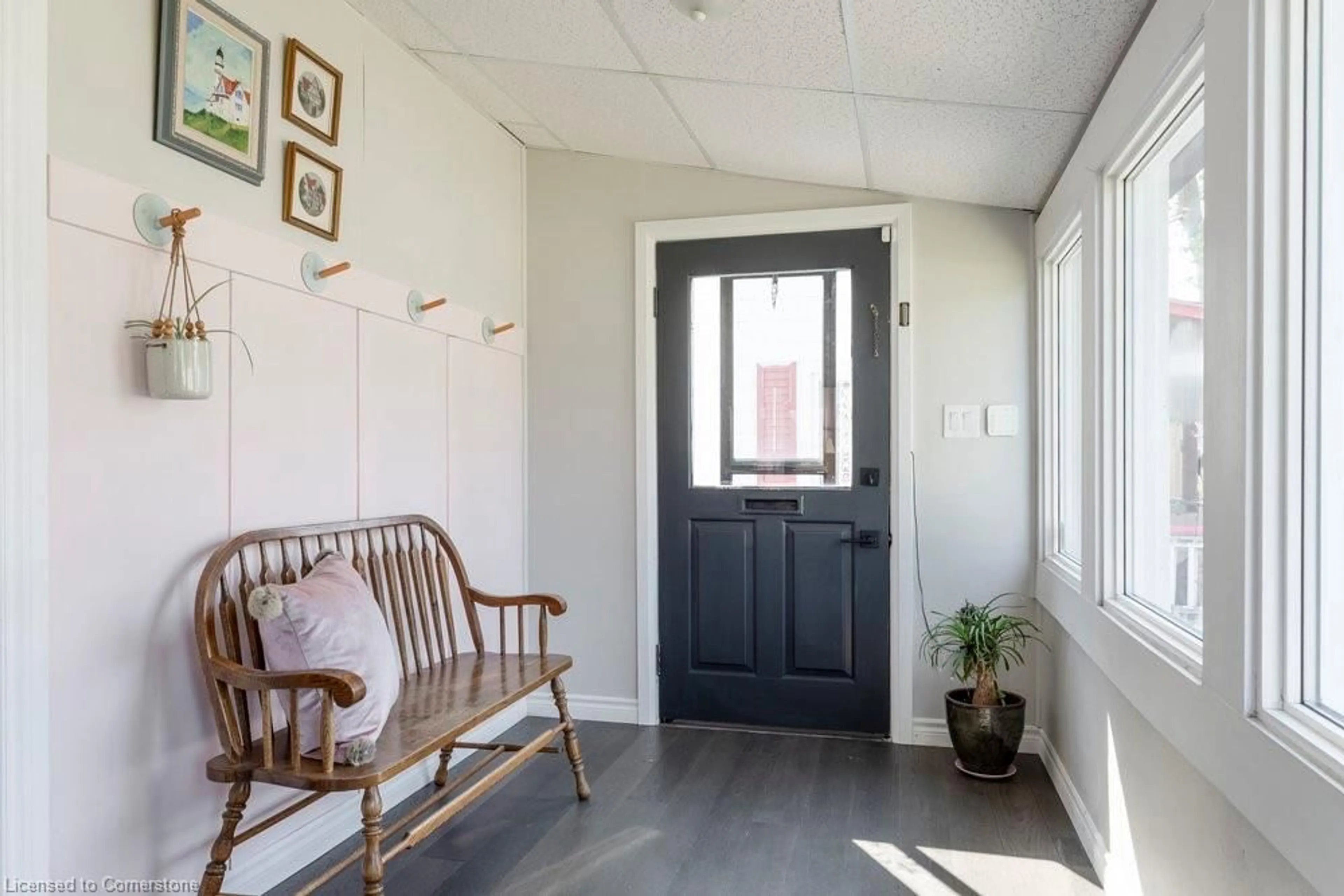 Indoor entryway for 36 Sanderson St, Brantford Ontario N3S 2V2