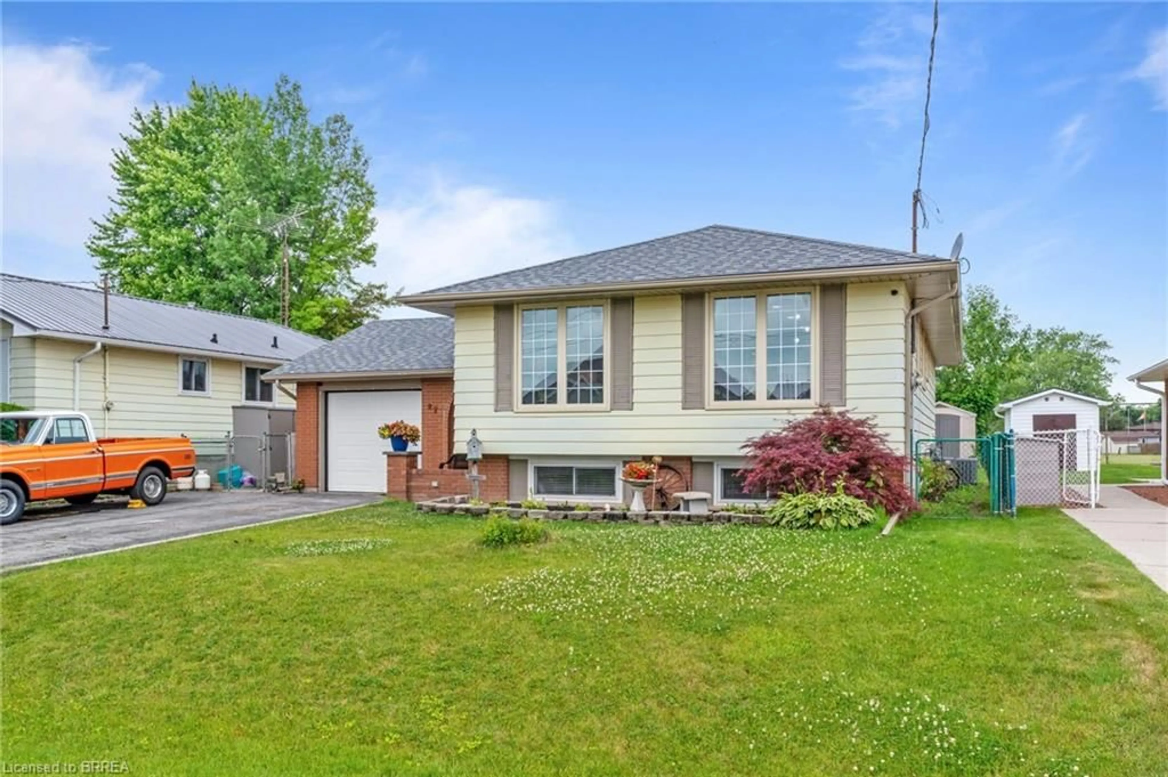 Home with vinyl exterior material, street for 27 Craddock Blvd, Jarvis Ontario N0A 1J0