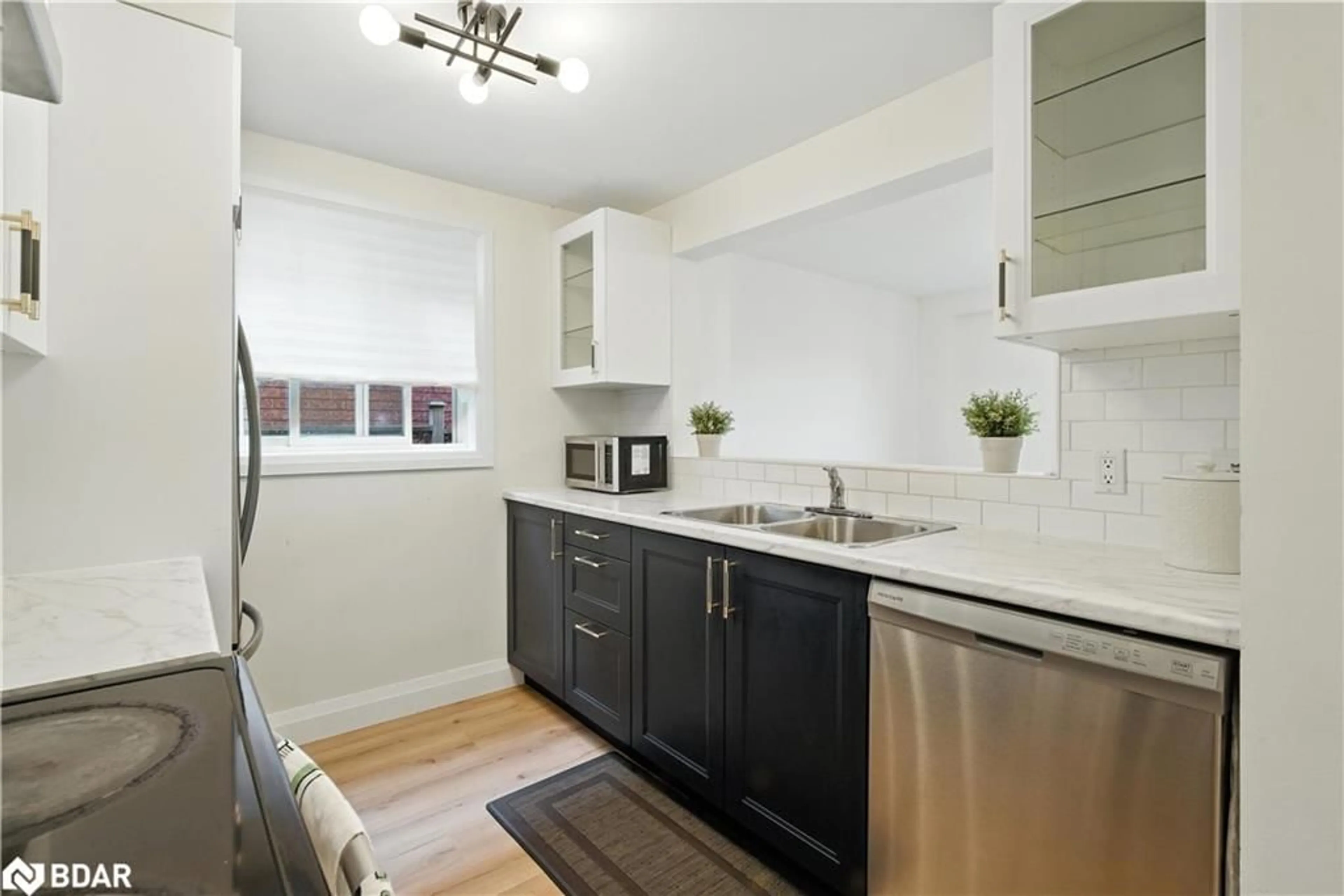 Standard kitchen, unknown for 96 Cheltenham Rd, Barrie Ontario L4M 6S7