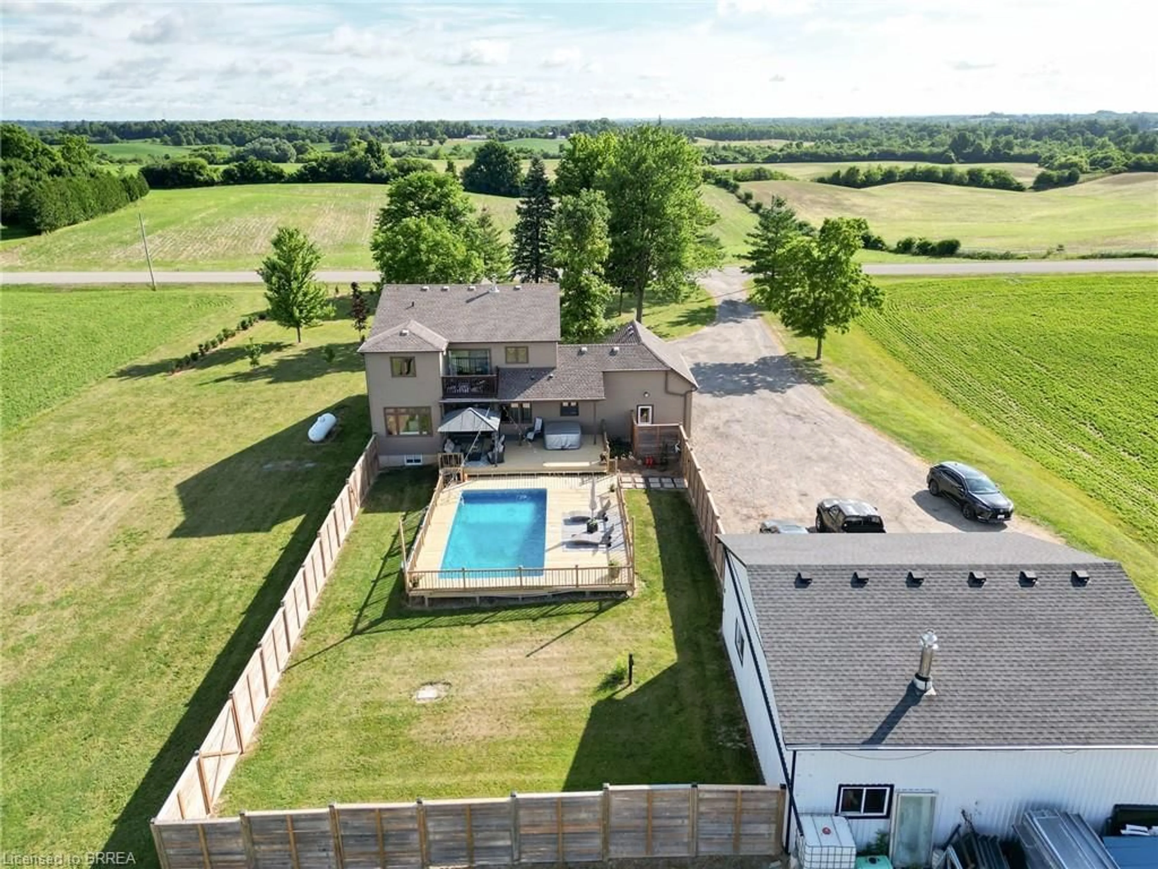 A pic from outside/outdoor area/front of a property/back of a property/a pic from drone, unknown for 173 Old Onondaga Rd, Brantford Ontario N3R 0C1