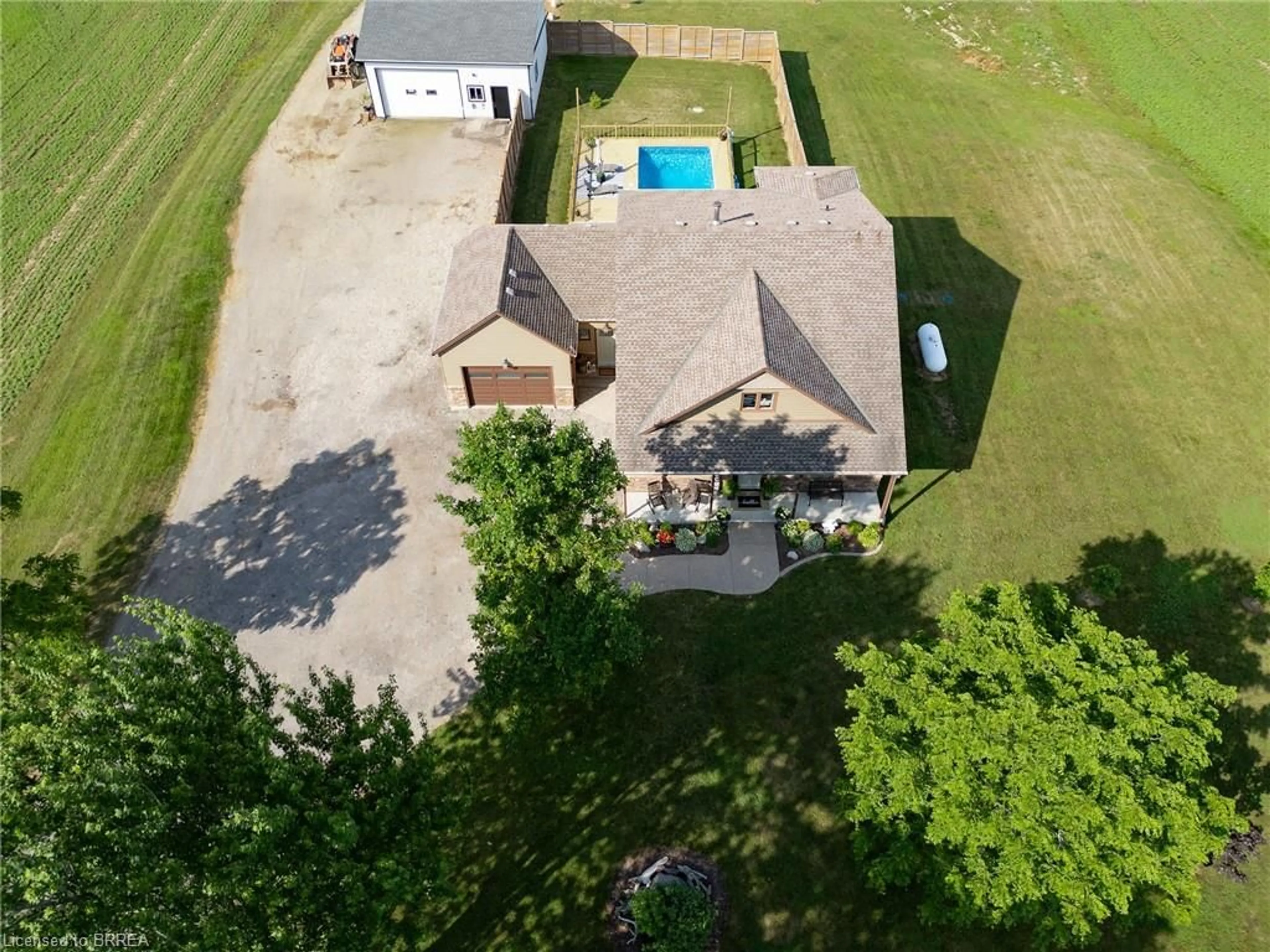 A pic from outside/outdoor area/front of a property/back of a property/a pic from drone, unknown for 173 Old Onondaga Rd, Brantford Ontario N3R 0C1