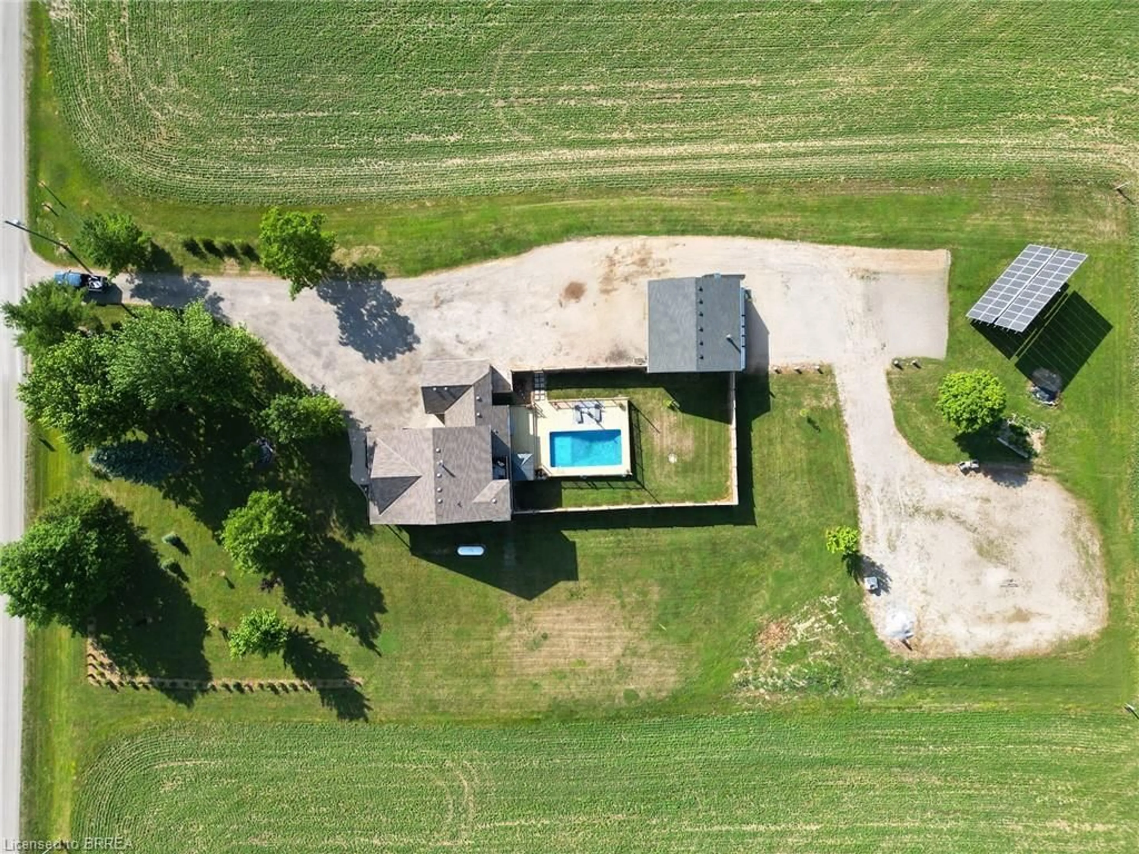 A pic from outside/outdoor area/front of a property/back of a property/a pic from drone, building for 173 Old Onondaga Rd, Brantford Ontario N3R 0C1