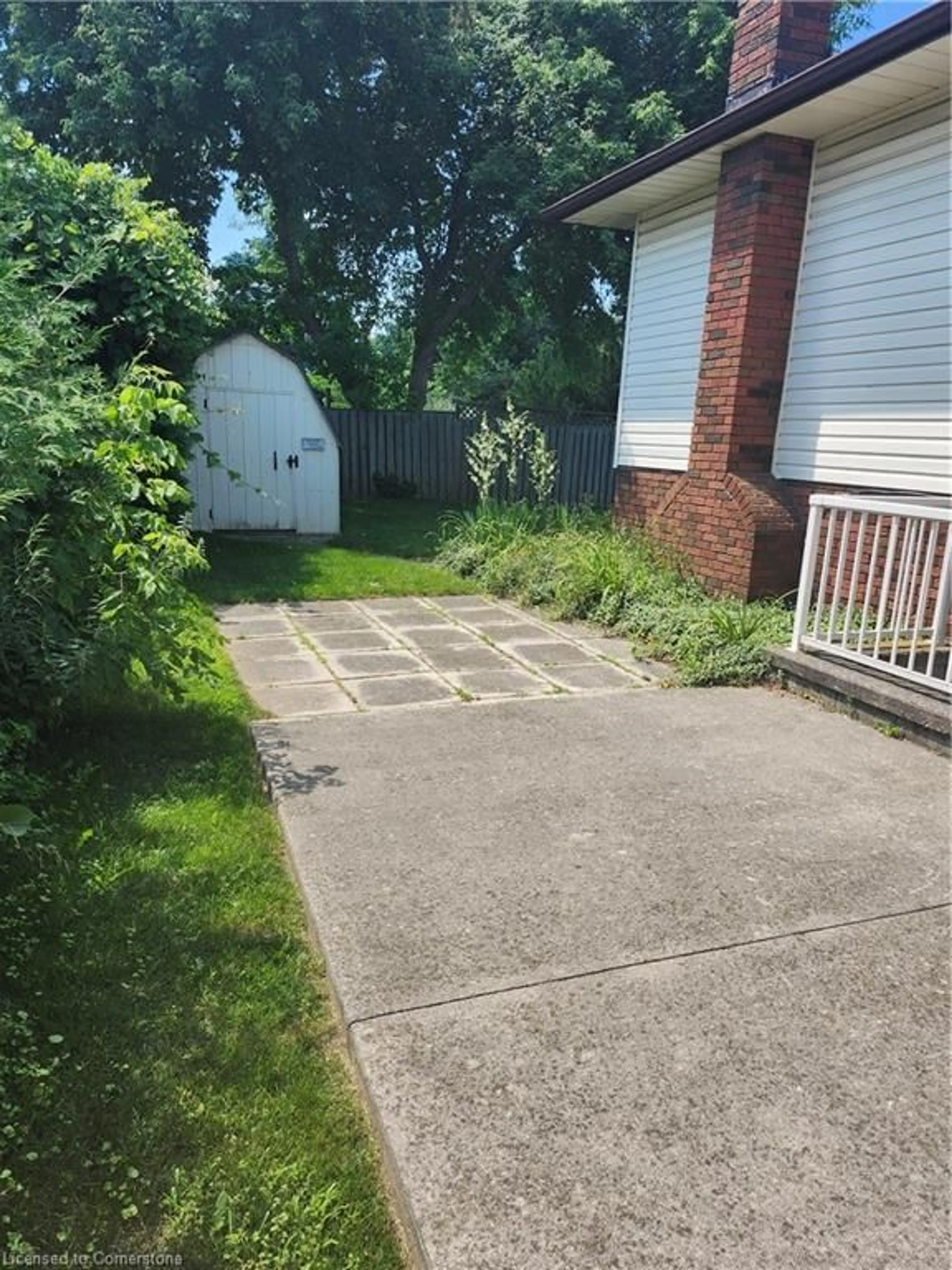 Patio, street for 17 Stodola Dr, Brantford Ontario N3R 6J4
