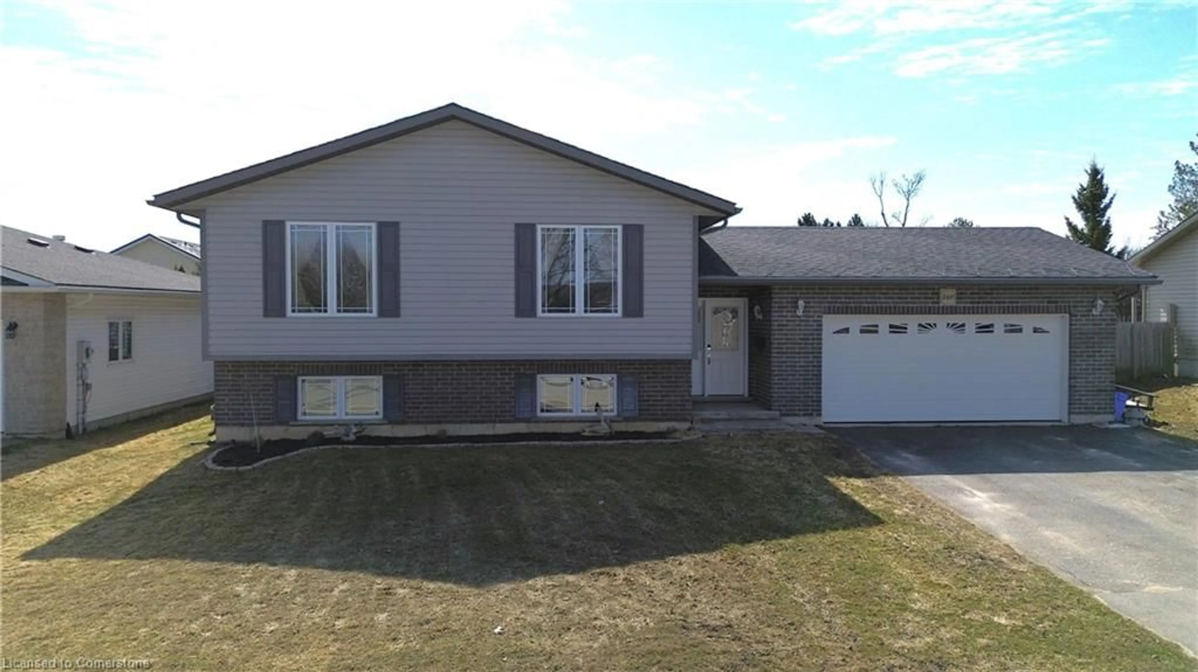 Home with vinyl exterior material, street for 460 King St, Mount Forest Ontario N0G 2L2