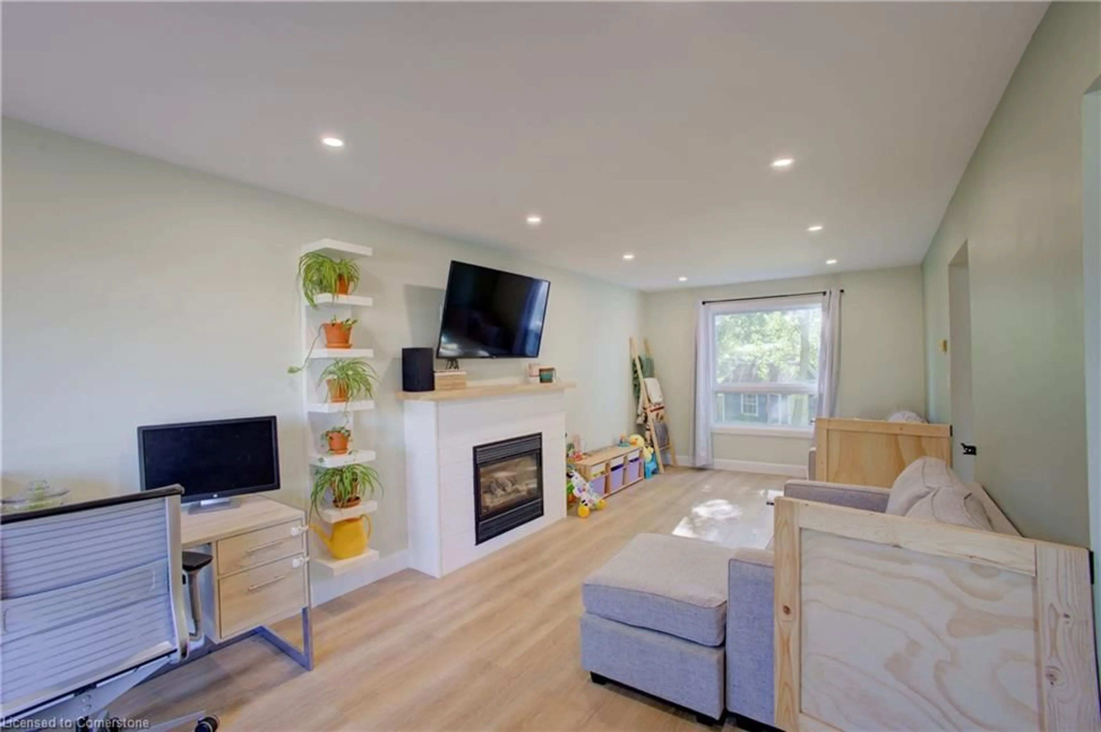 Living room with furniture, wood/laminate floor for 765 Woodhill Dr, Fergus Ontario N1M 3N2