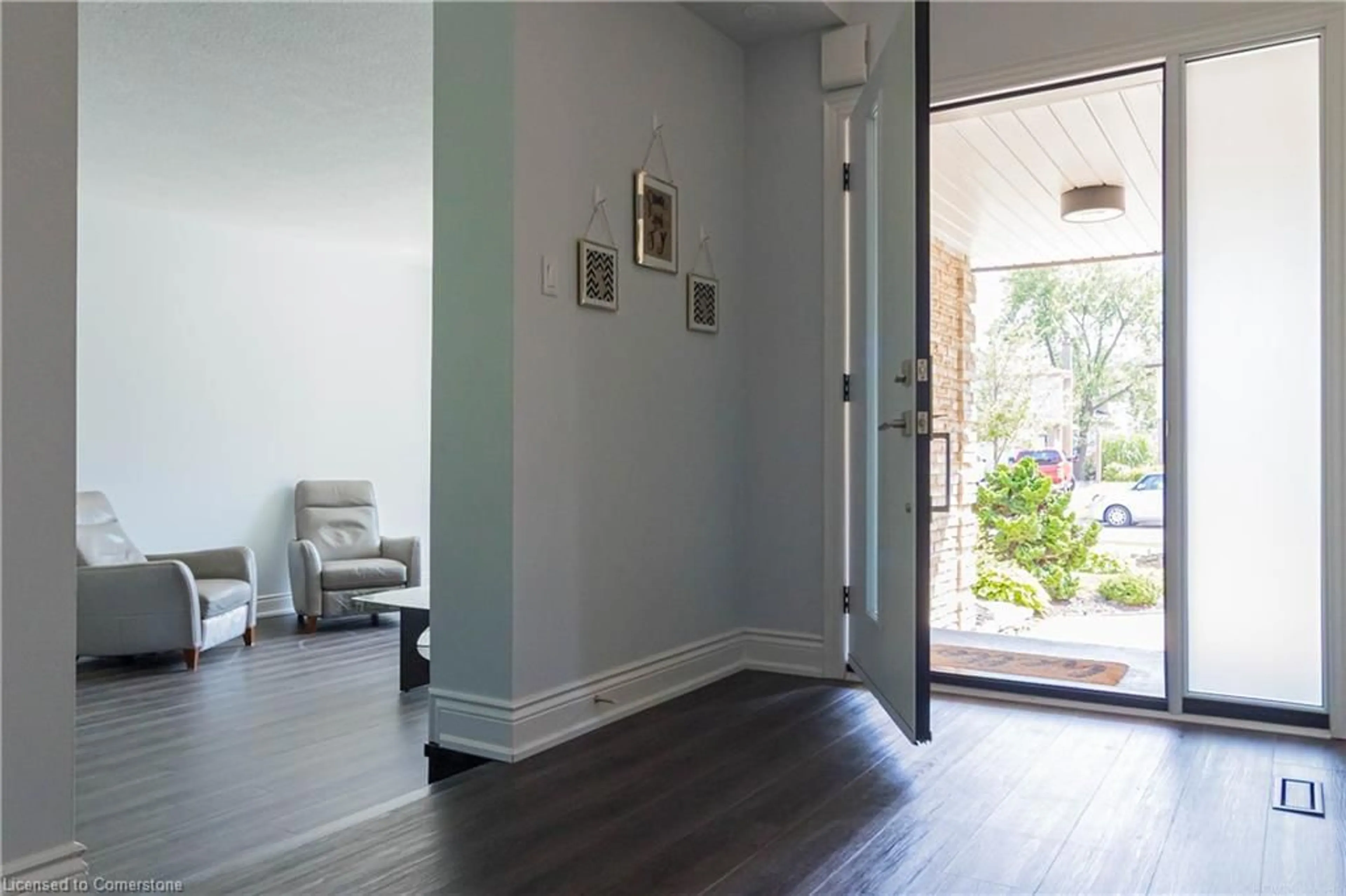 Indoor entryway for 2390 Sinclair Cir, Burlington Ontario L7P 3C3