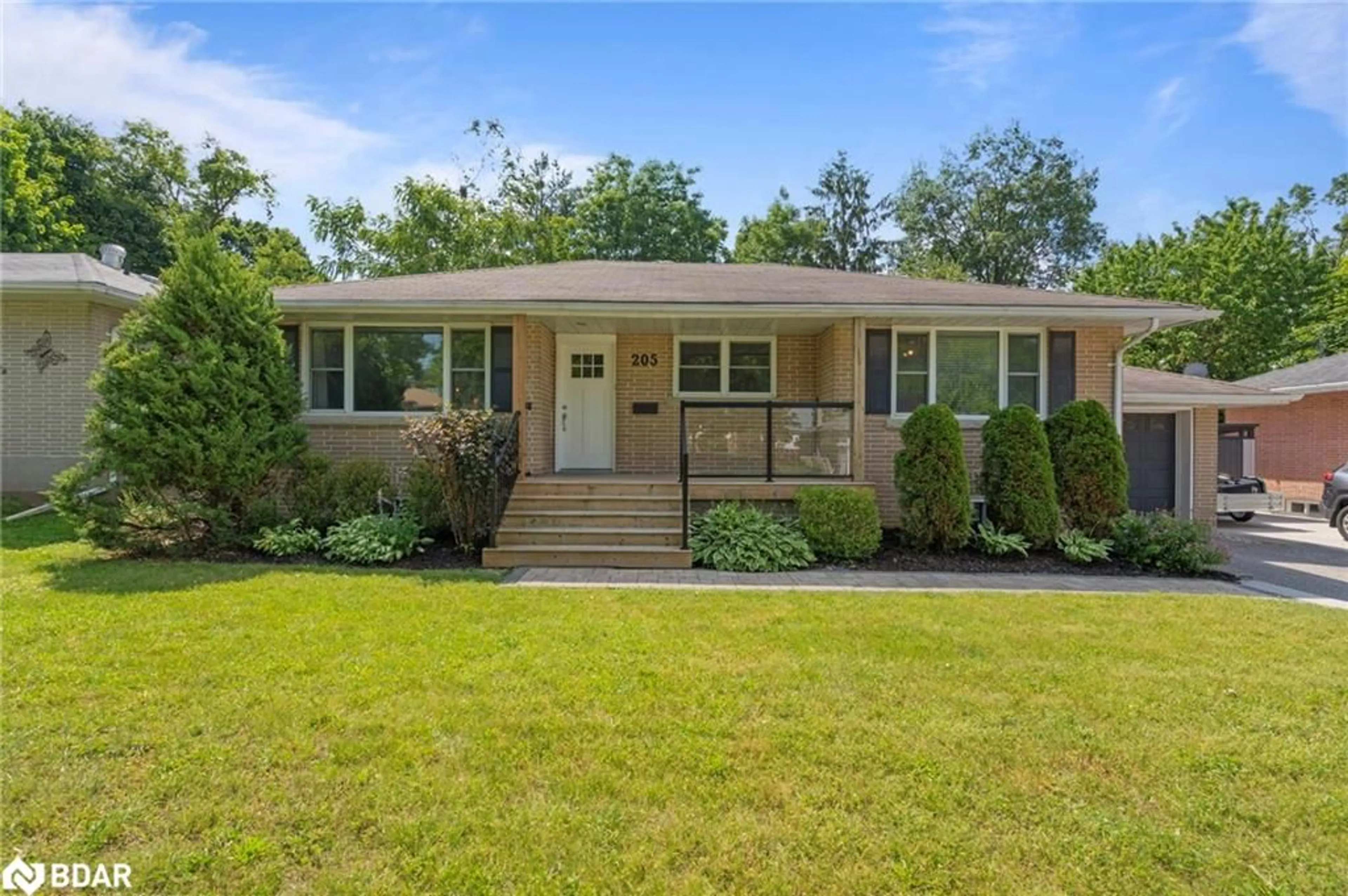 Home with vinyl exterior material, street for 205 Wellington St, Barrie Ontario L4M 2C9