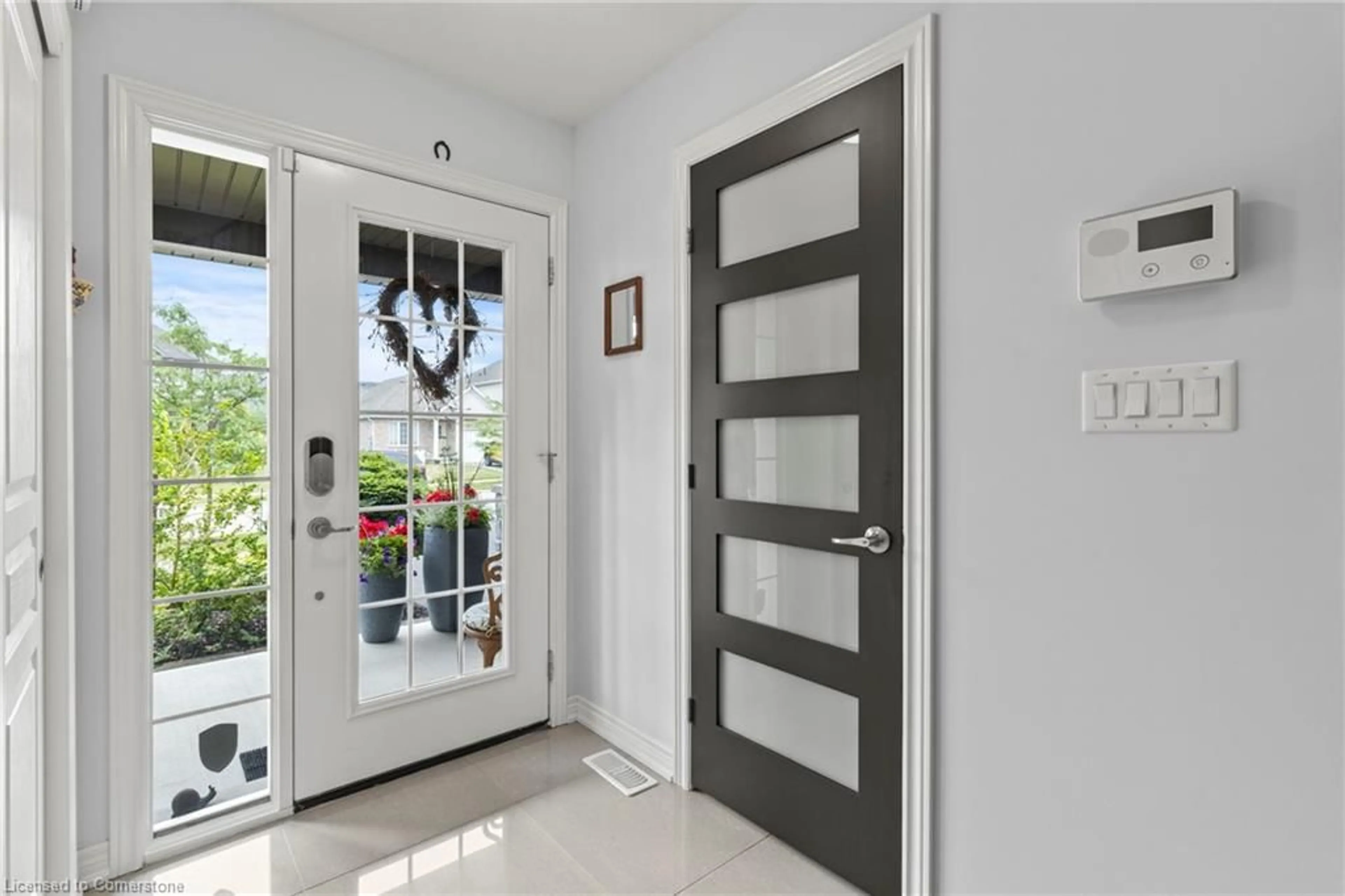 Indoor entryway for 5799 Osprey Ave, Niagara Falls Ontario L2H 0G1