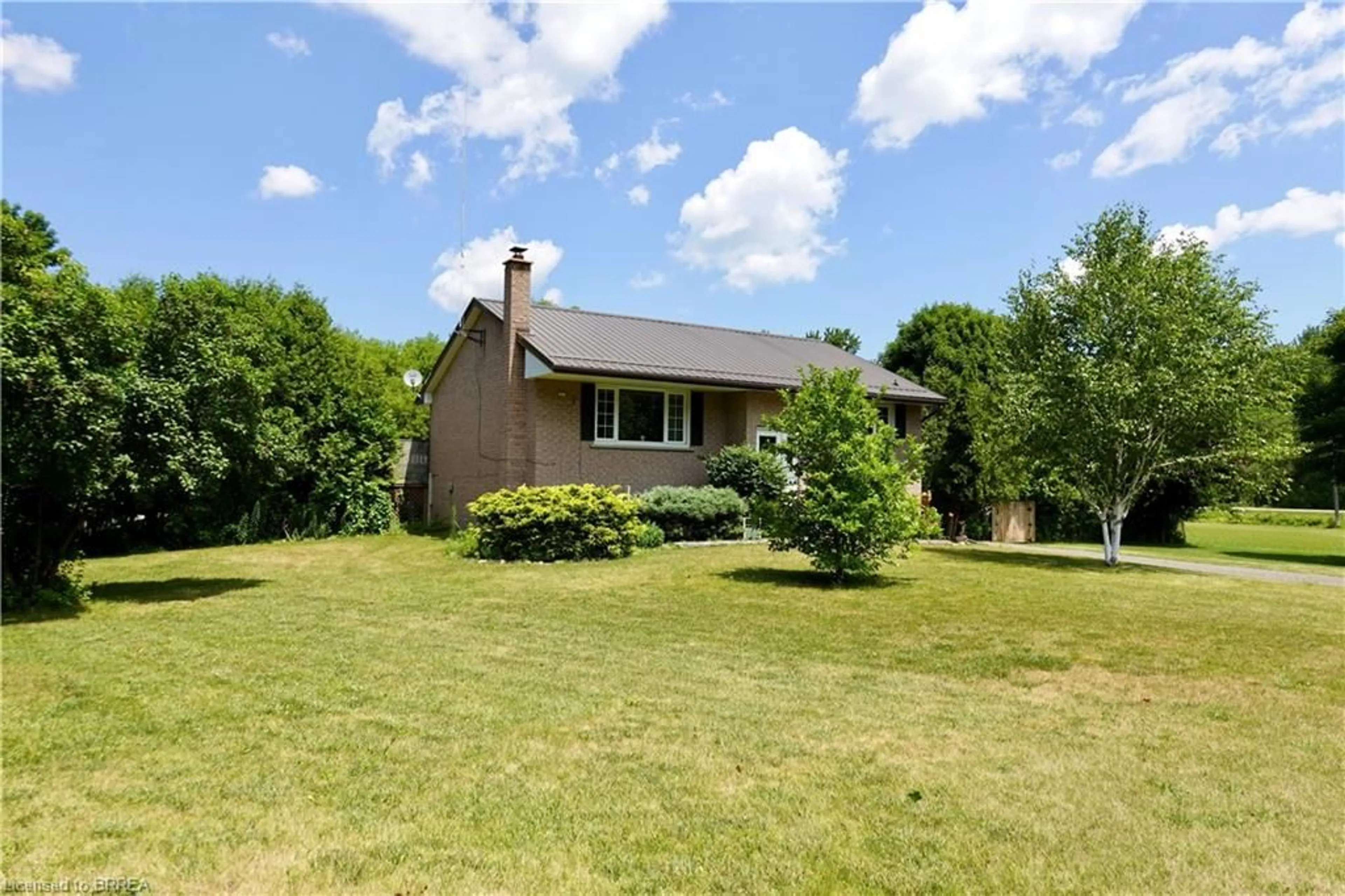A pic from outside/outdoor area/front of a property/back of a property/a pic from drone, unknown for 917 Windham Road 11, Delhi Ontario N4B 2W5