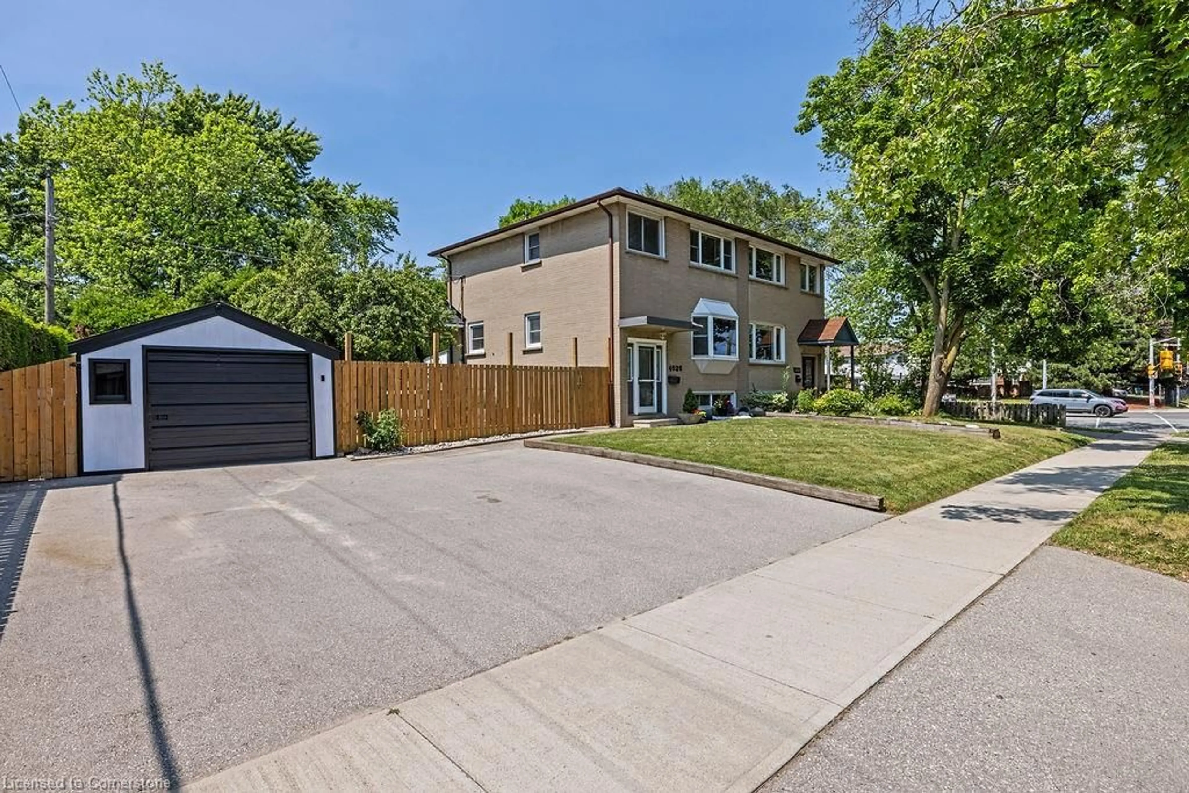 A pic from outside/outdoor area/front of a property/back of a property/a pic from drone, street for 4525 Longmoor Dr, Burlington Ontario L7L 1Y4