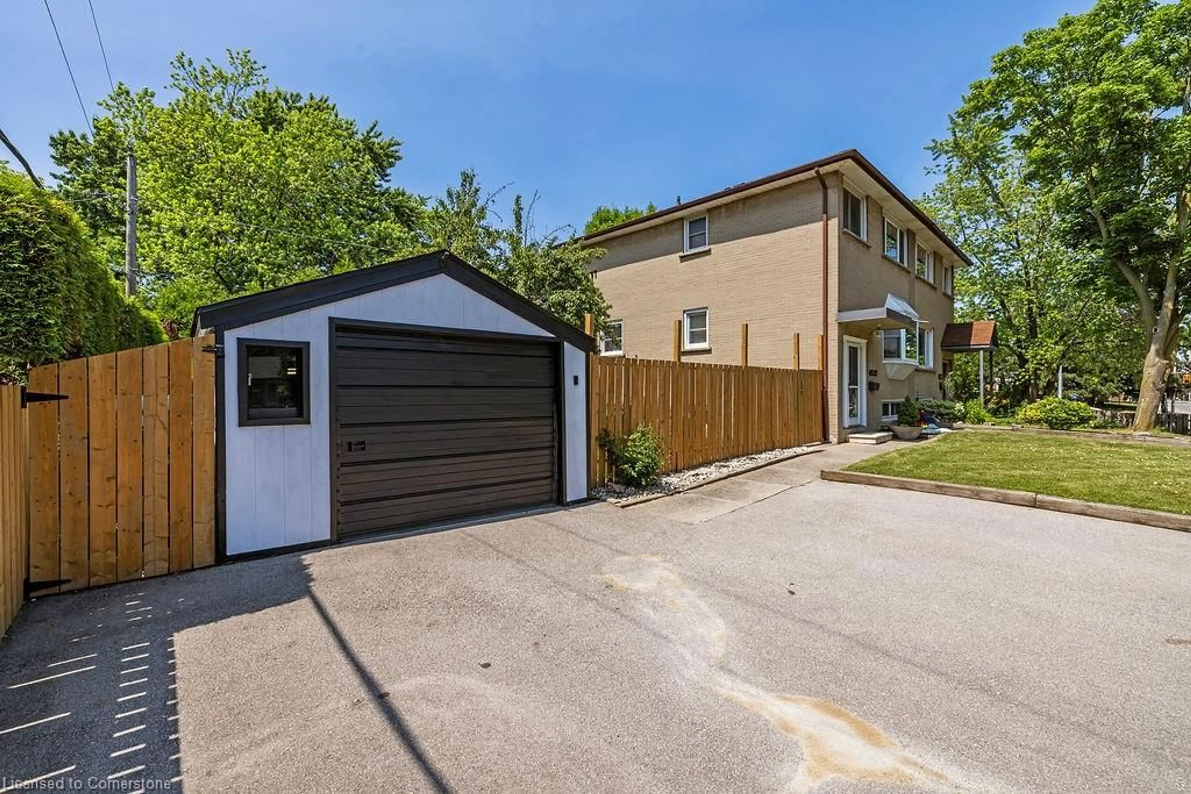 A pic from outside/outdoor area/front of a property/back of a property/a pic from drone, street for 4525 Longmoor Dr, Burlington Ontario L7L 1Y4