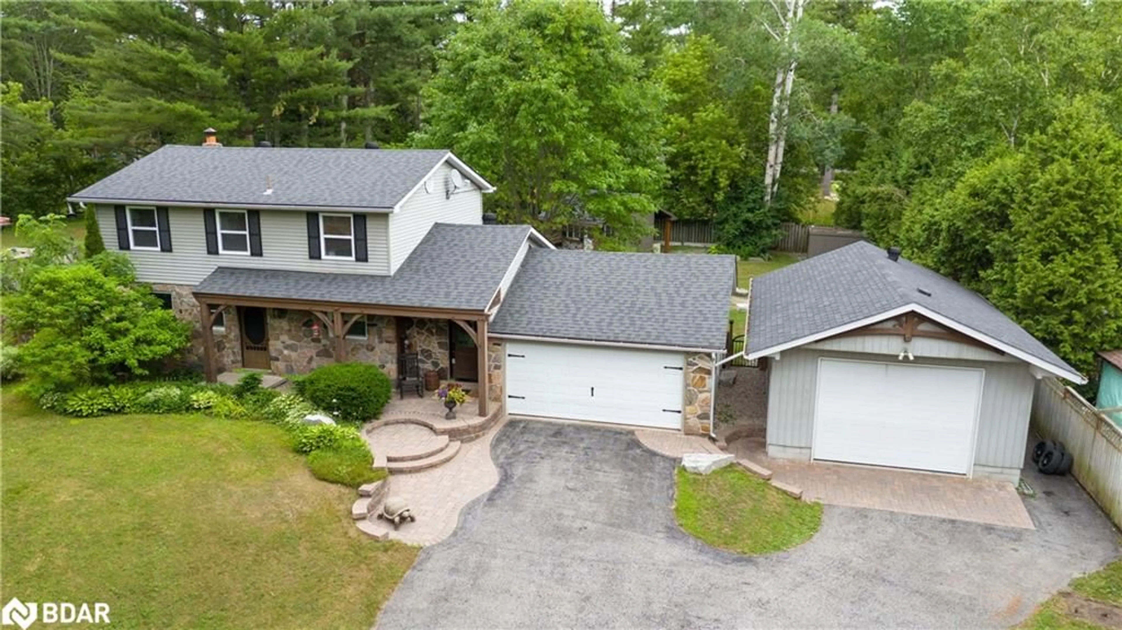 A pic from outside/outdoor area/front of a property/back of a property/a pic from drone, unknown for 31 Lawrence Ave, Minesing Ontario L9X 0W4