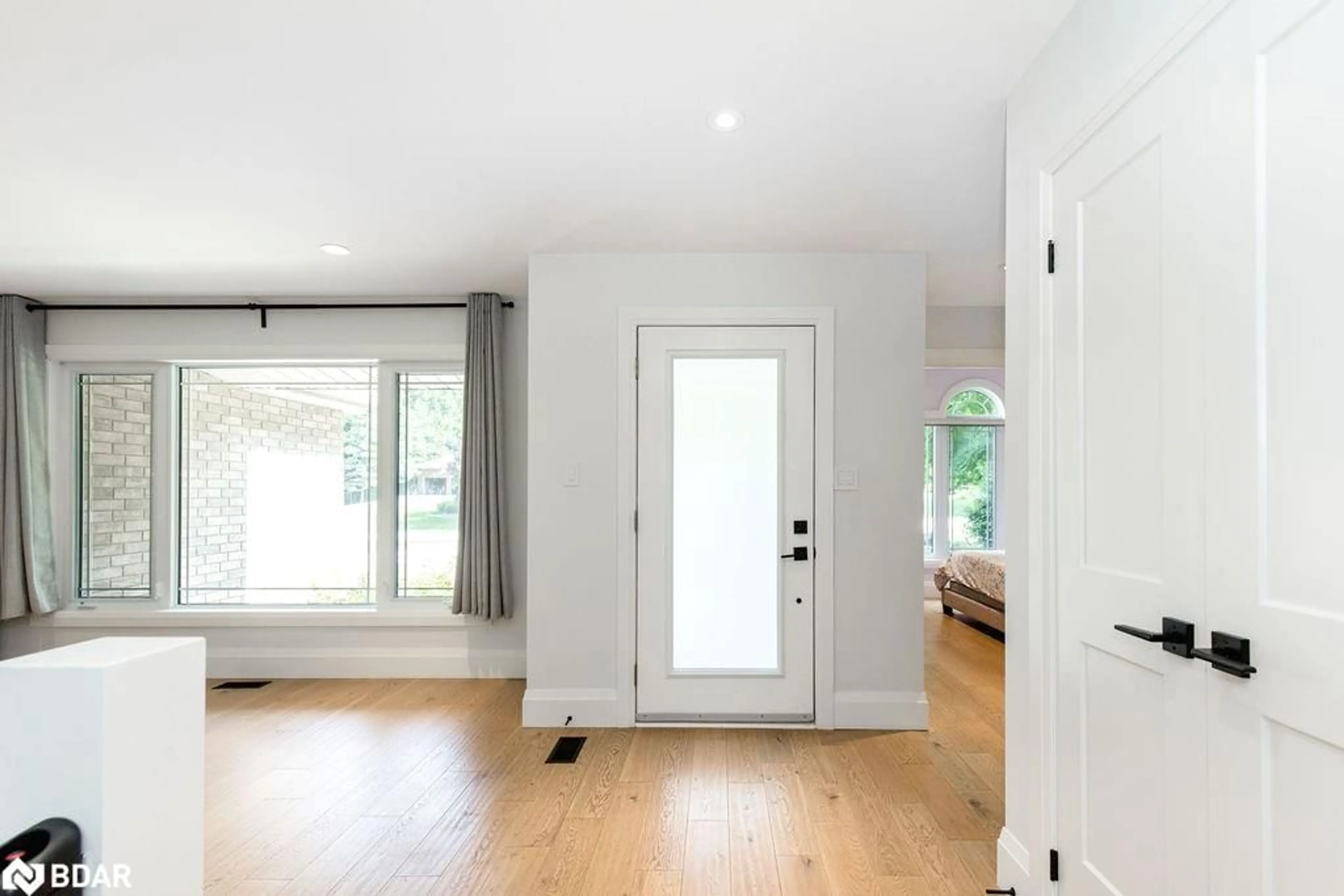 Indoor entryway for 37 Paddy Dunns Cir, Springwater Ontario L4M 6L9