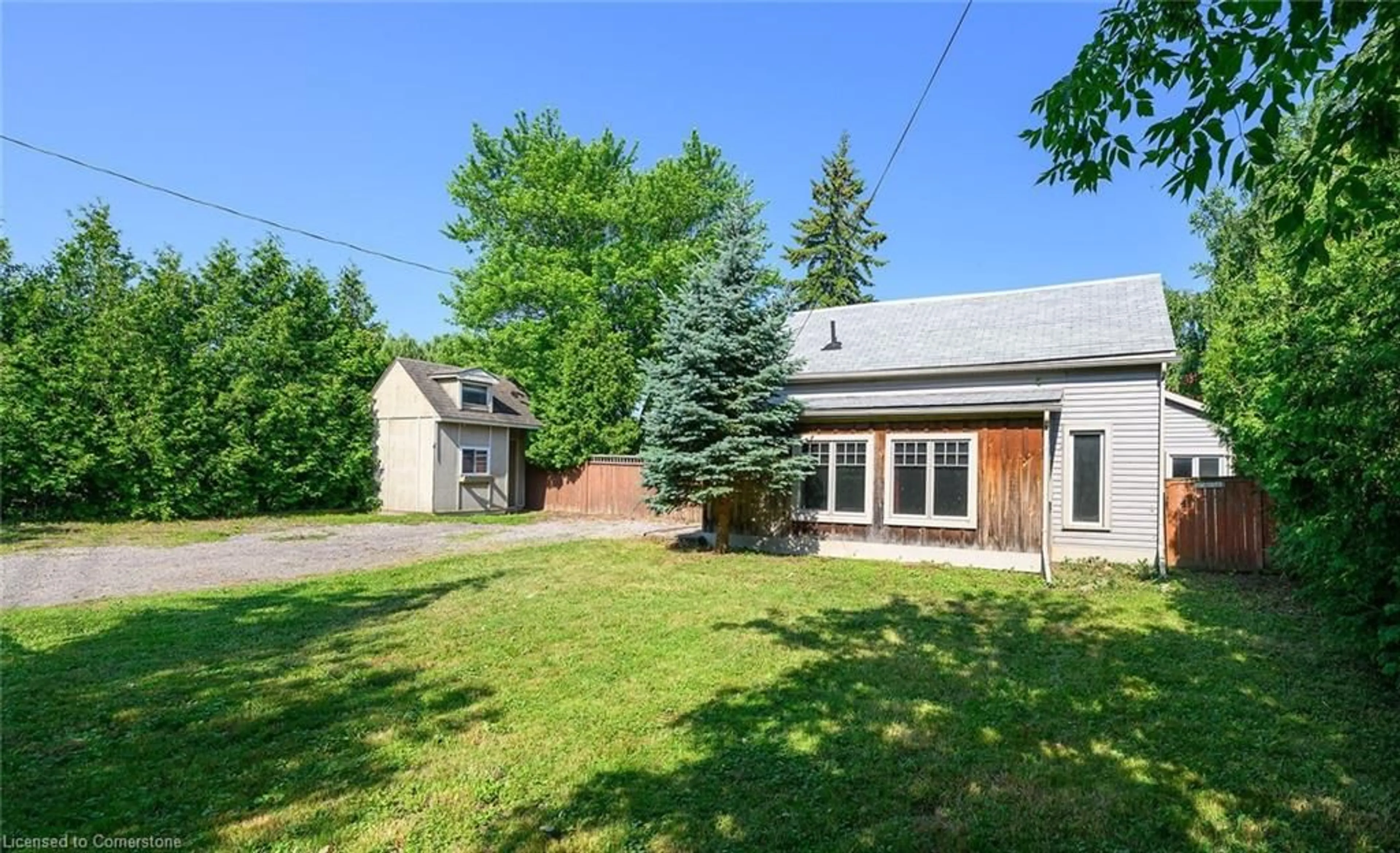 Patio, street for 126 Mountain Rd, Grimsby Ontario L3M 4E7