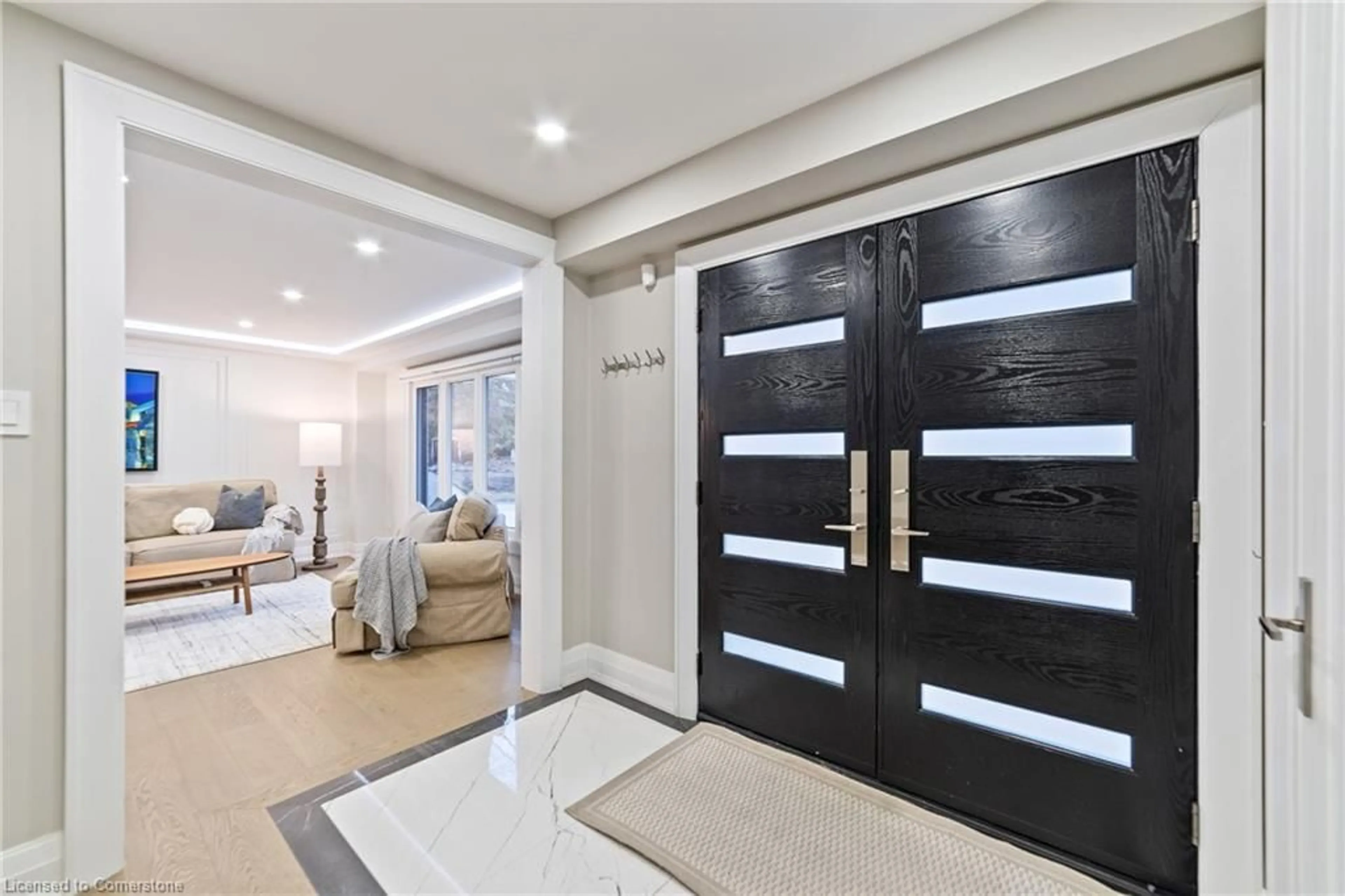 Indoor entryway for 1857 Friar Tuck Crt, Mississauga Ontario L5K 2L4