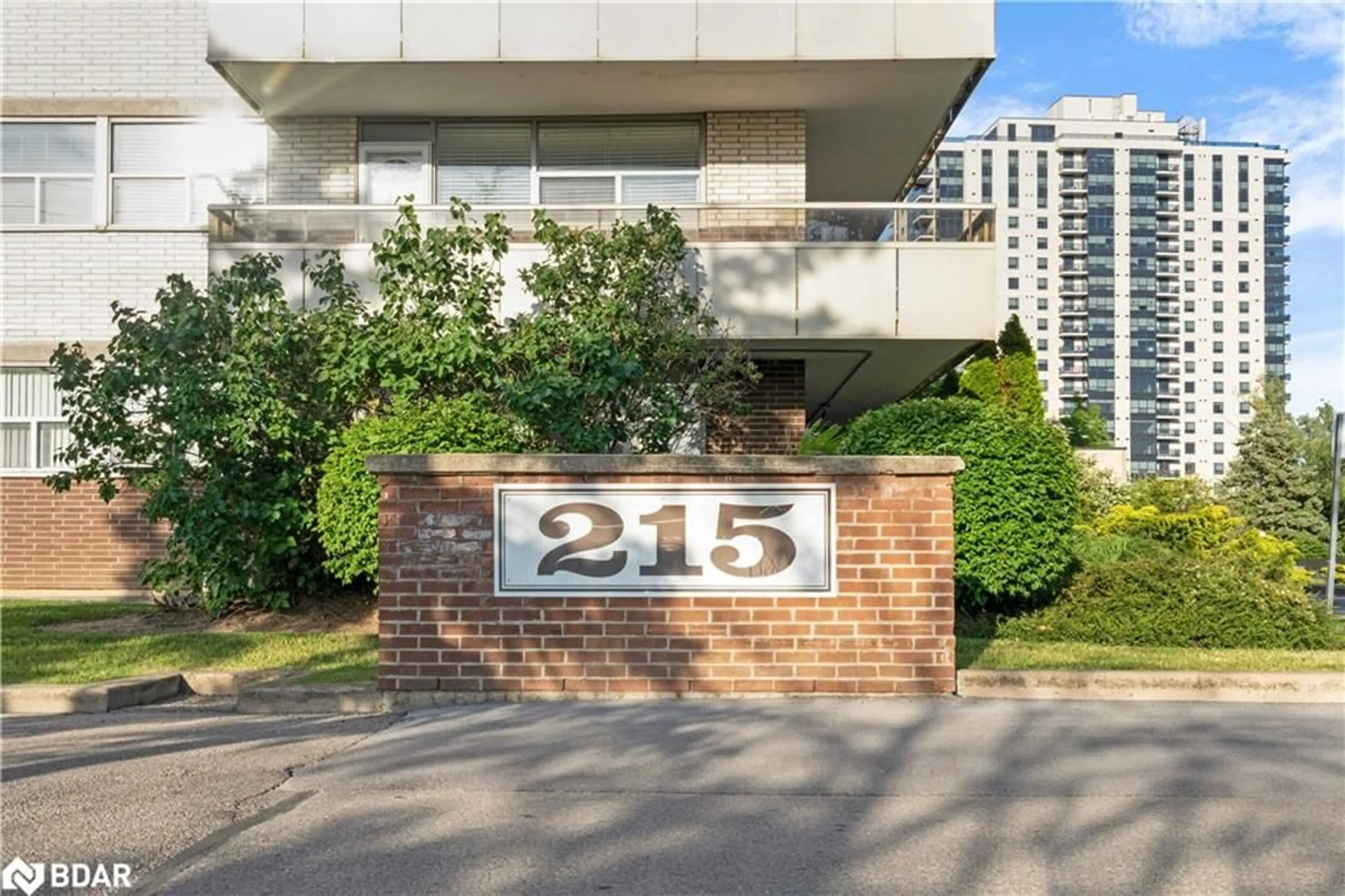 Indoor foyer for 215 Glenridge Ave #1204, St. Catharines Ontario L2T 3J7