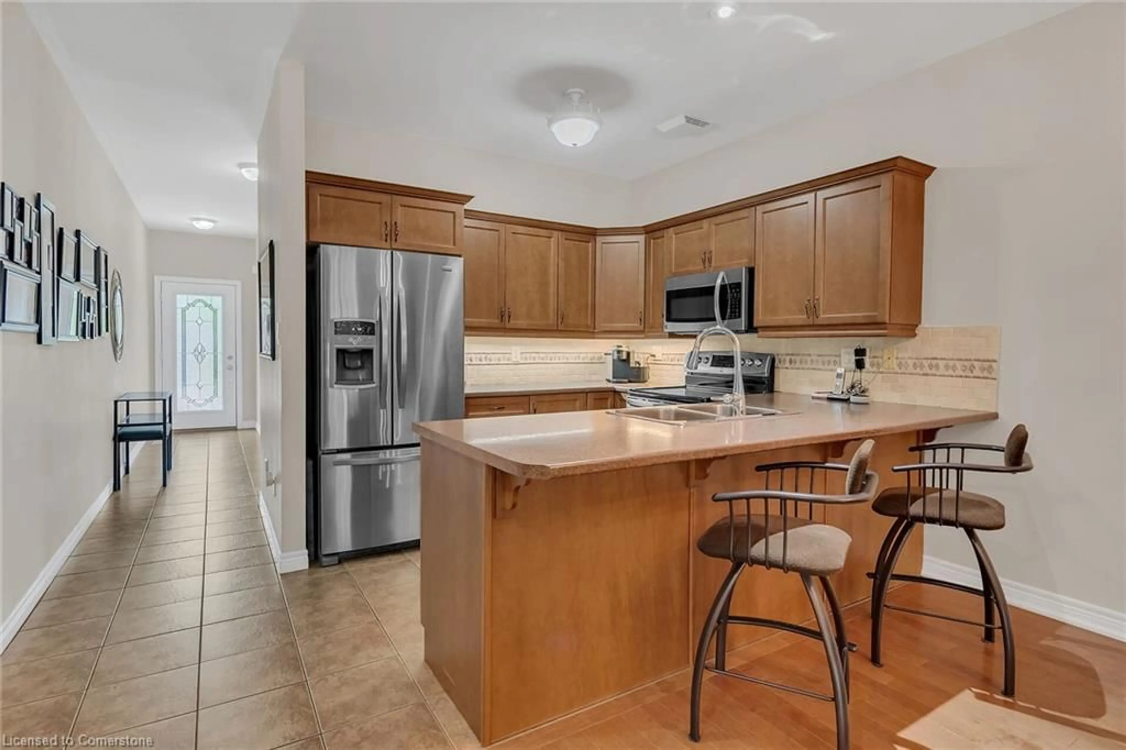 Open concept kitchen, ceramic/tile floor for 64 Oakhampton Trail, Glanbrook Ontario L9B 0B8