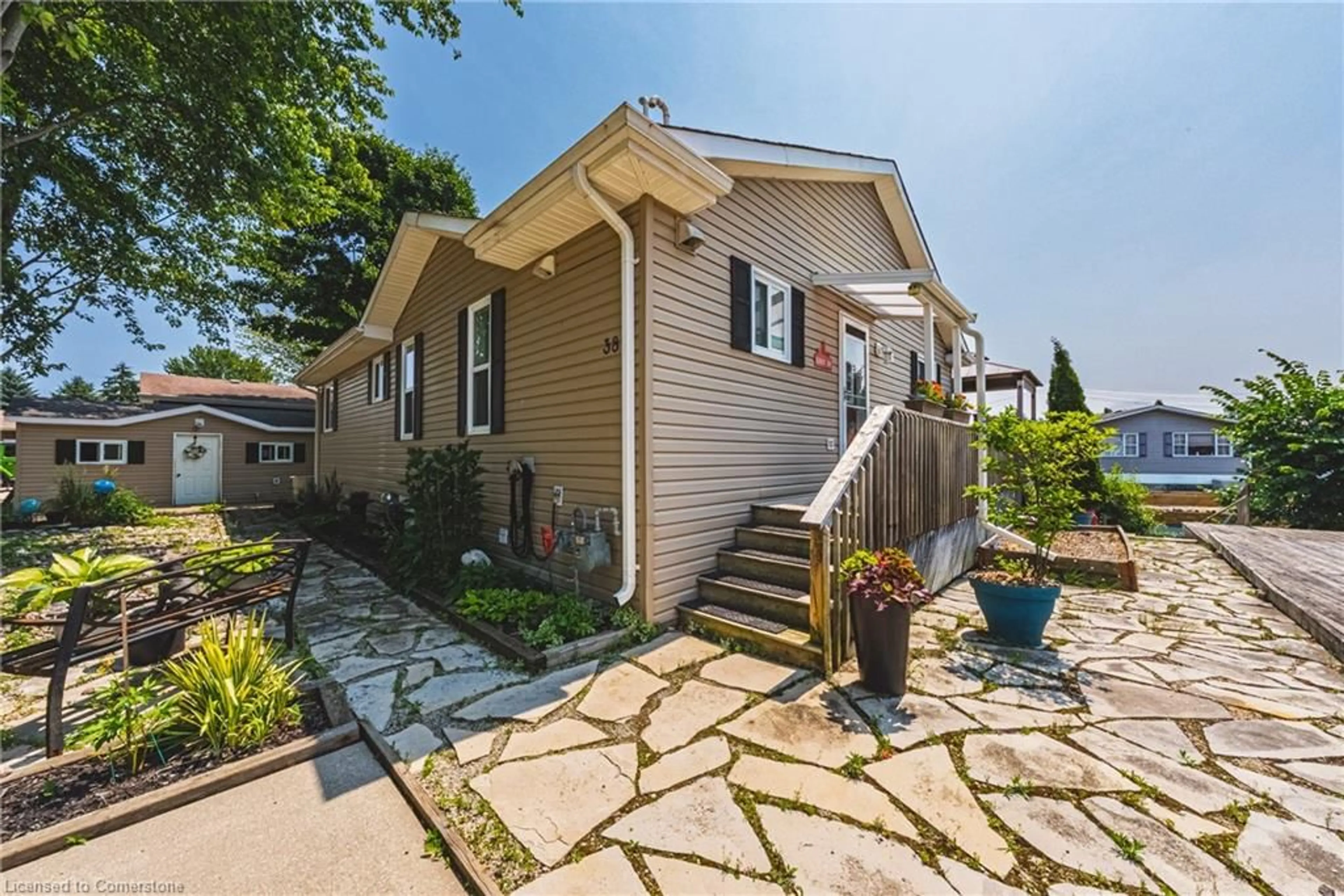 Patio, street for 38 Jasper Heights Pvt, Puslinch Ontario N0B 2J0