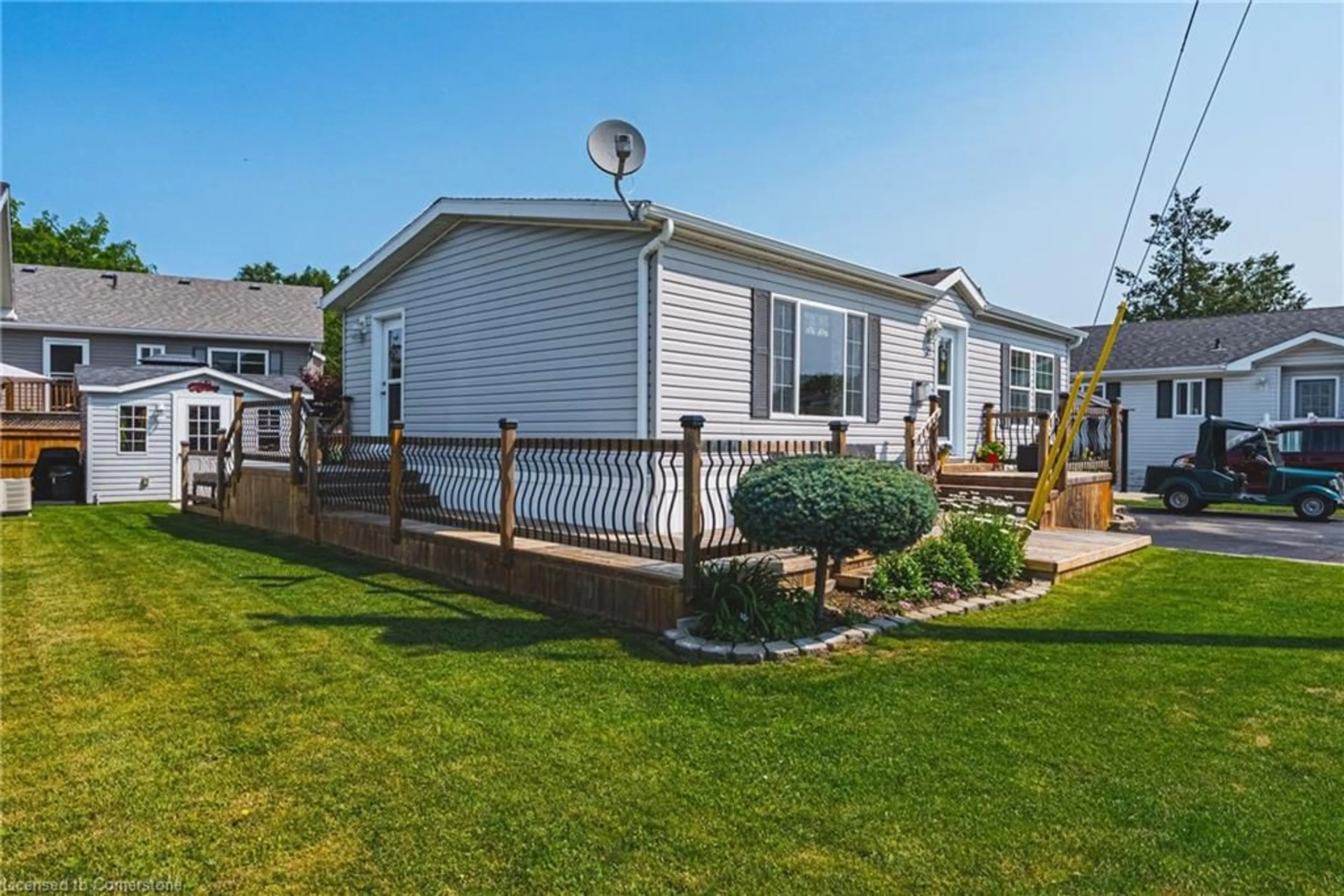 Home with vinyl exterior material, unknown for 21 Elm Street Pvt Pvt, Puslinch Ontario N0B 2J0
