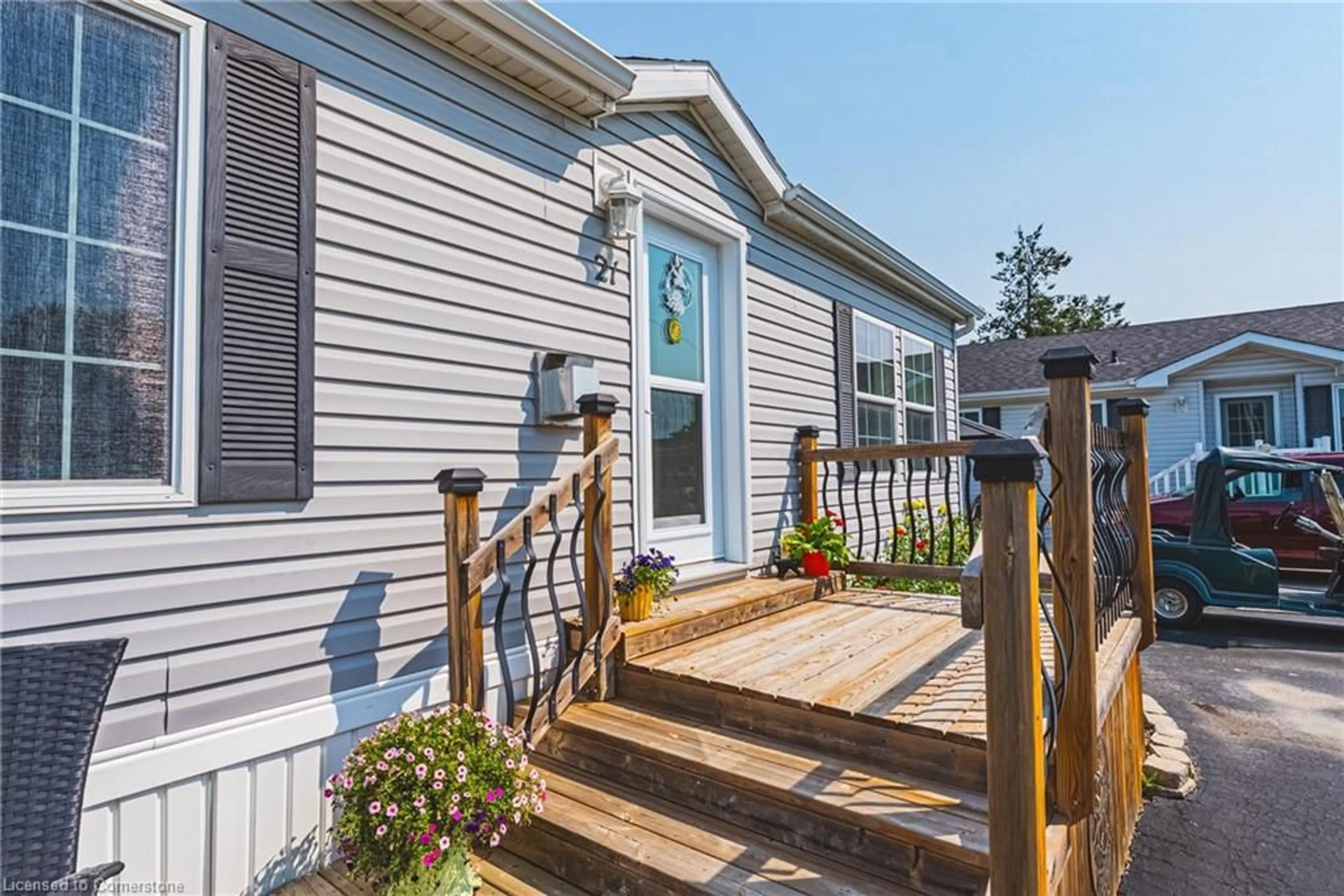 Home with vinyl exterior material, street for 21 Elm Street Pvt Pvt, Puslinch Ontario N0B 2J0