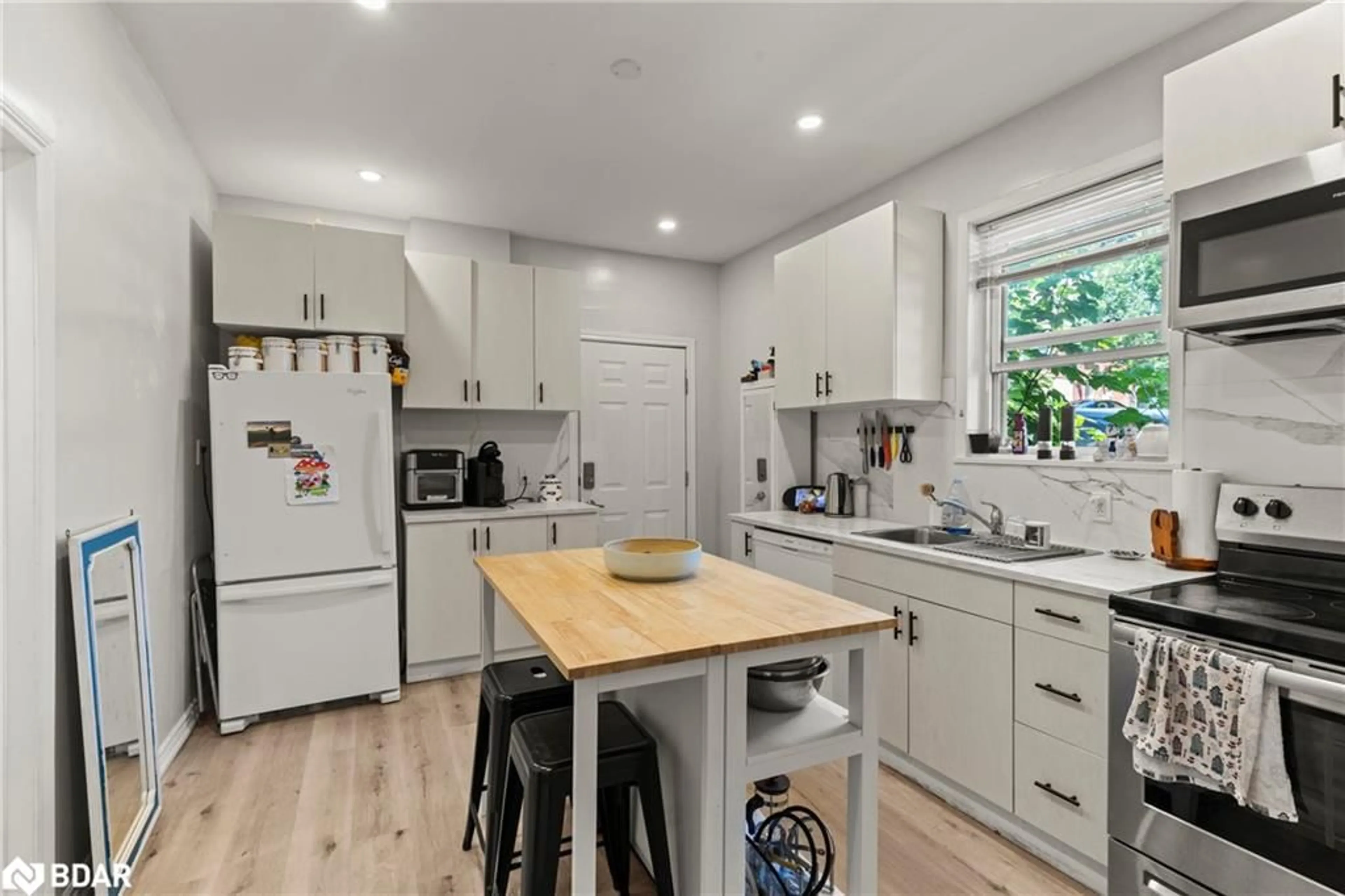 Open concept kitchen, wood/laminate floor for 106-108 Clarence St, Brantford Ontario N3T 2V1