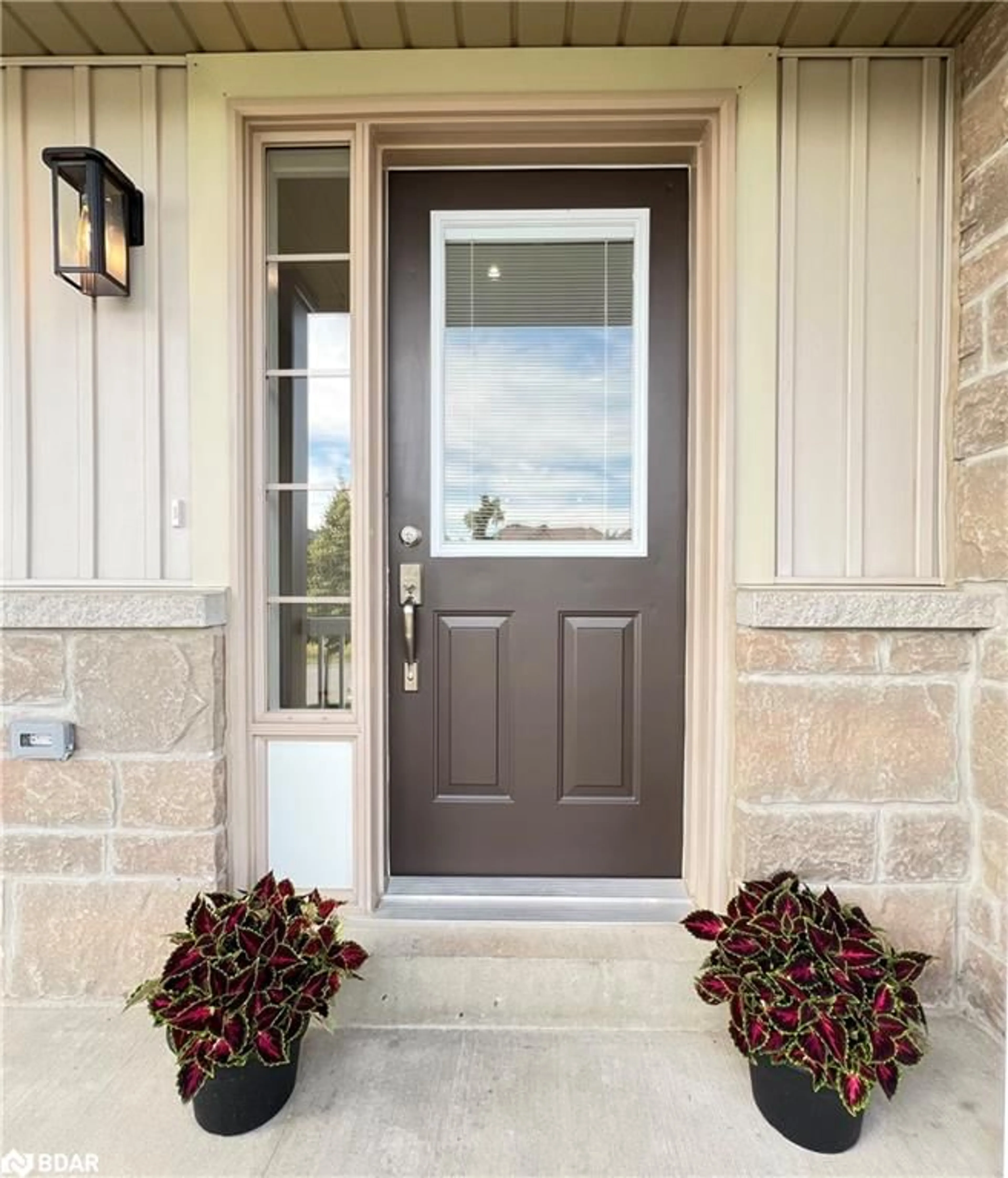 Indoor entryway for 16 Admiral Cres, Angus Ontario L0M 1B4