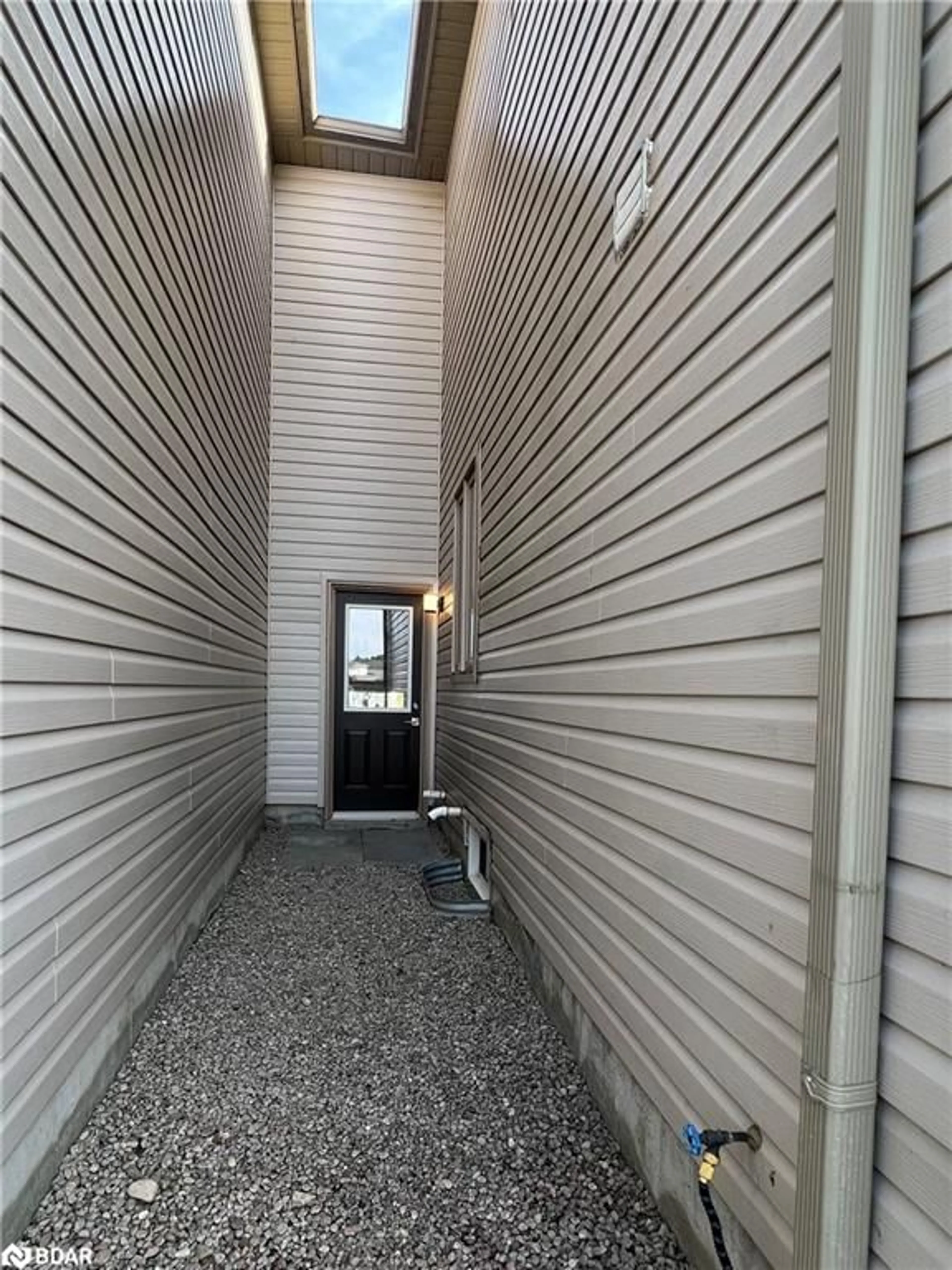 Indoor entryway for 16 Admiral Cres, Angus Ontario L0M 1B4
