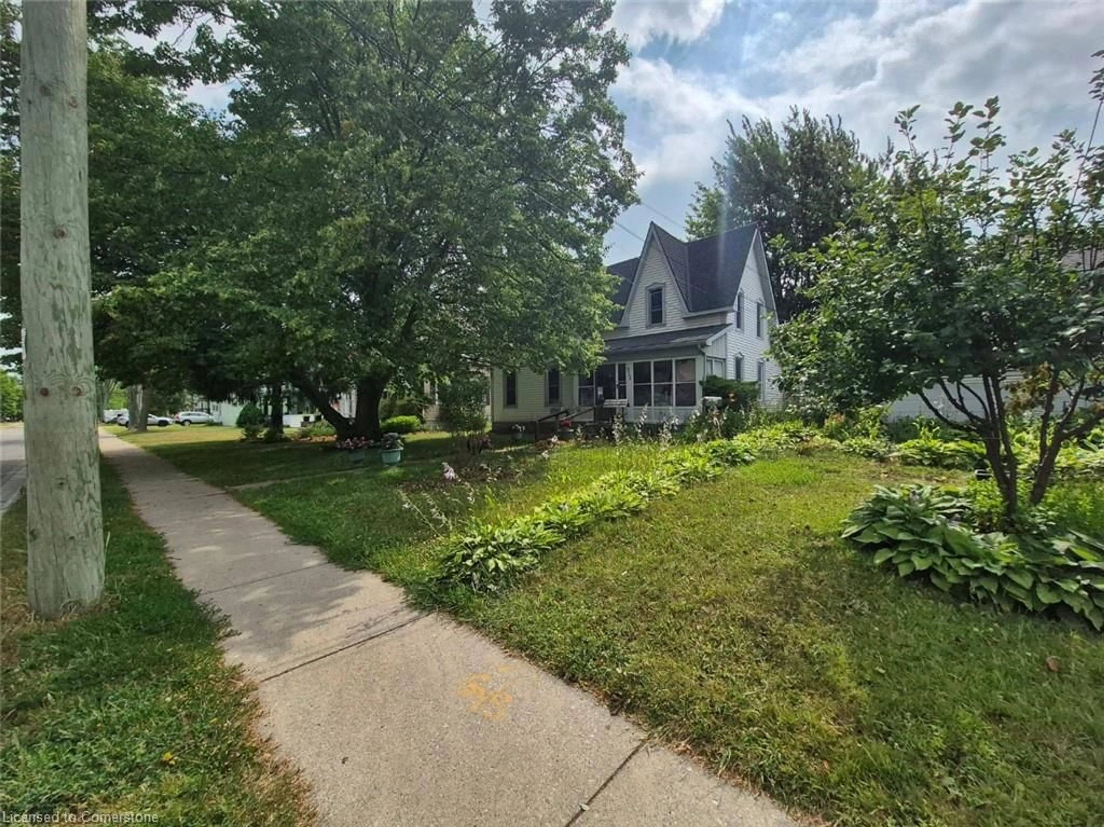 A pic from outside/outdoor area/front of a property/back of a property/a pic from drone, street for 713 Cedar St, Dunnville Ontario N1A 2J9