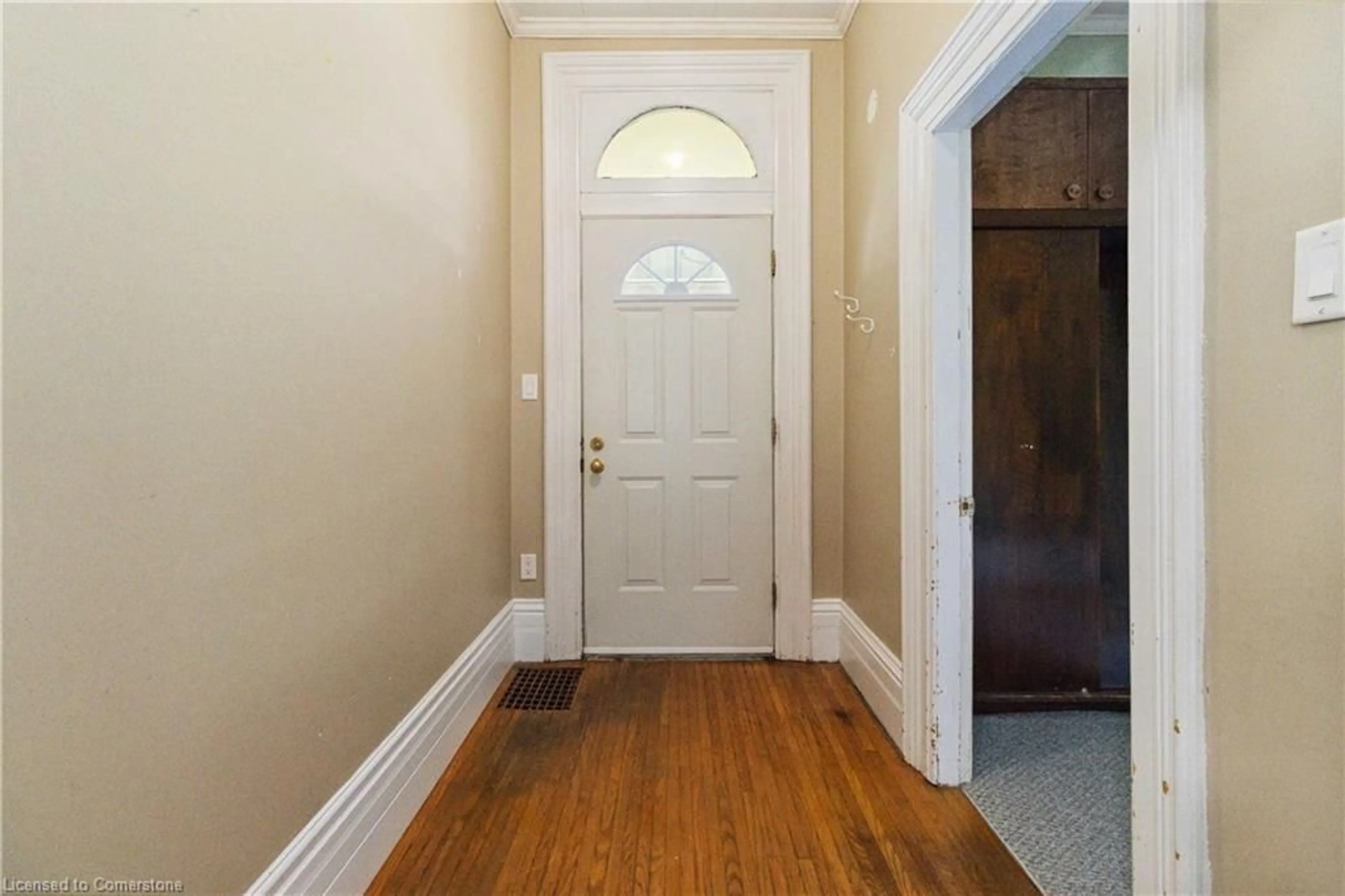 Indoor entryway for 68 Sherwood Dr, Brantford Ontario N3T 1N5