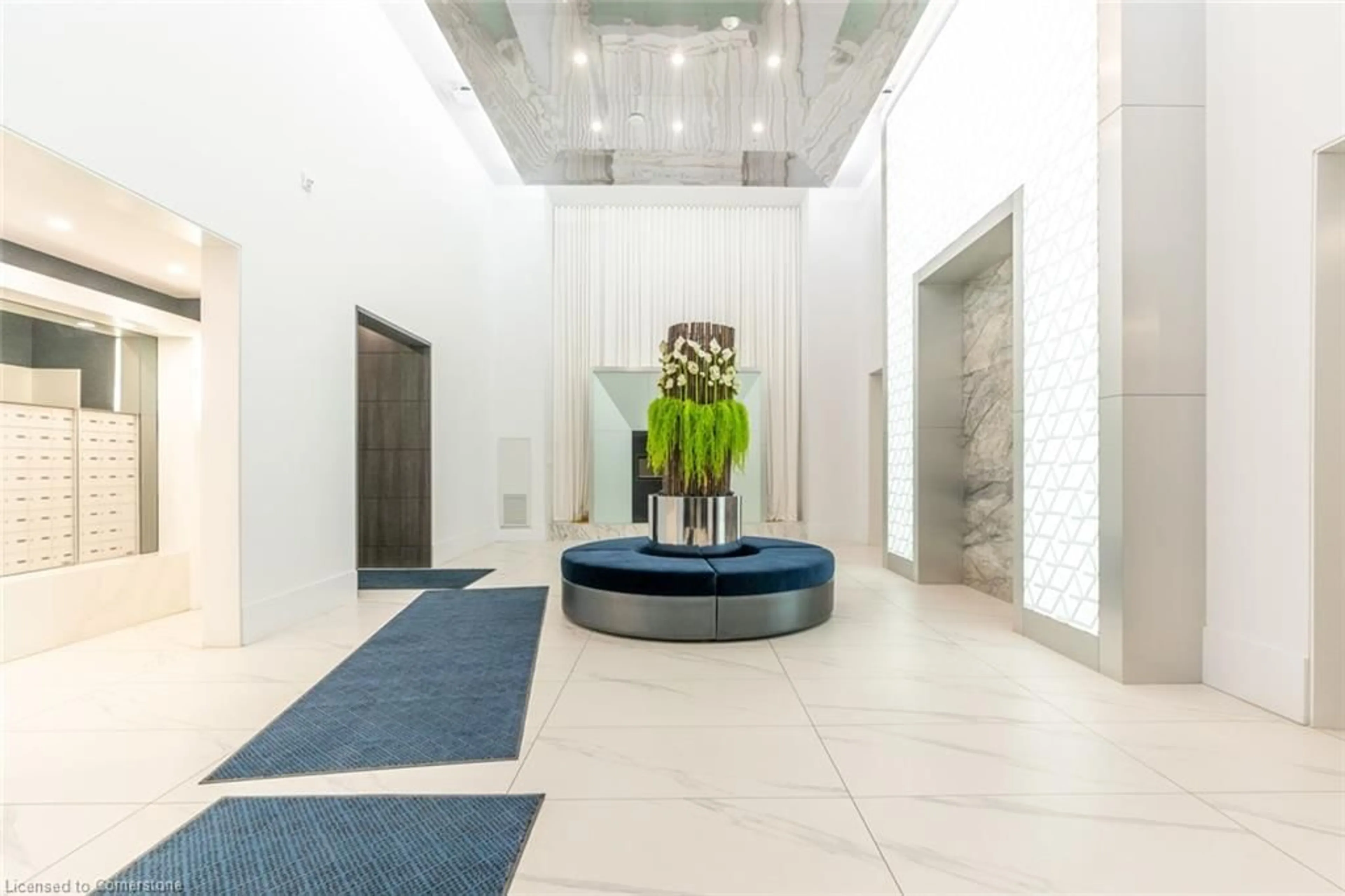 Indoor foyer for 16 Concord Pl #513, Grimsby Ontario L3M 0J1