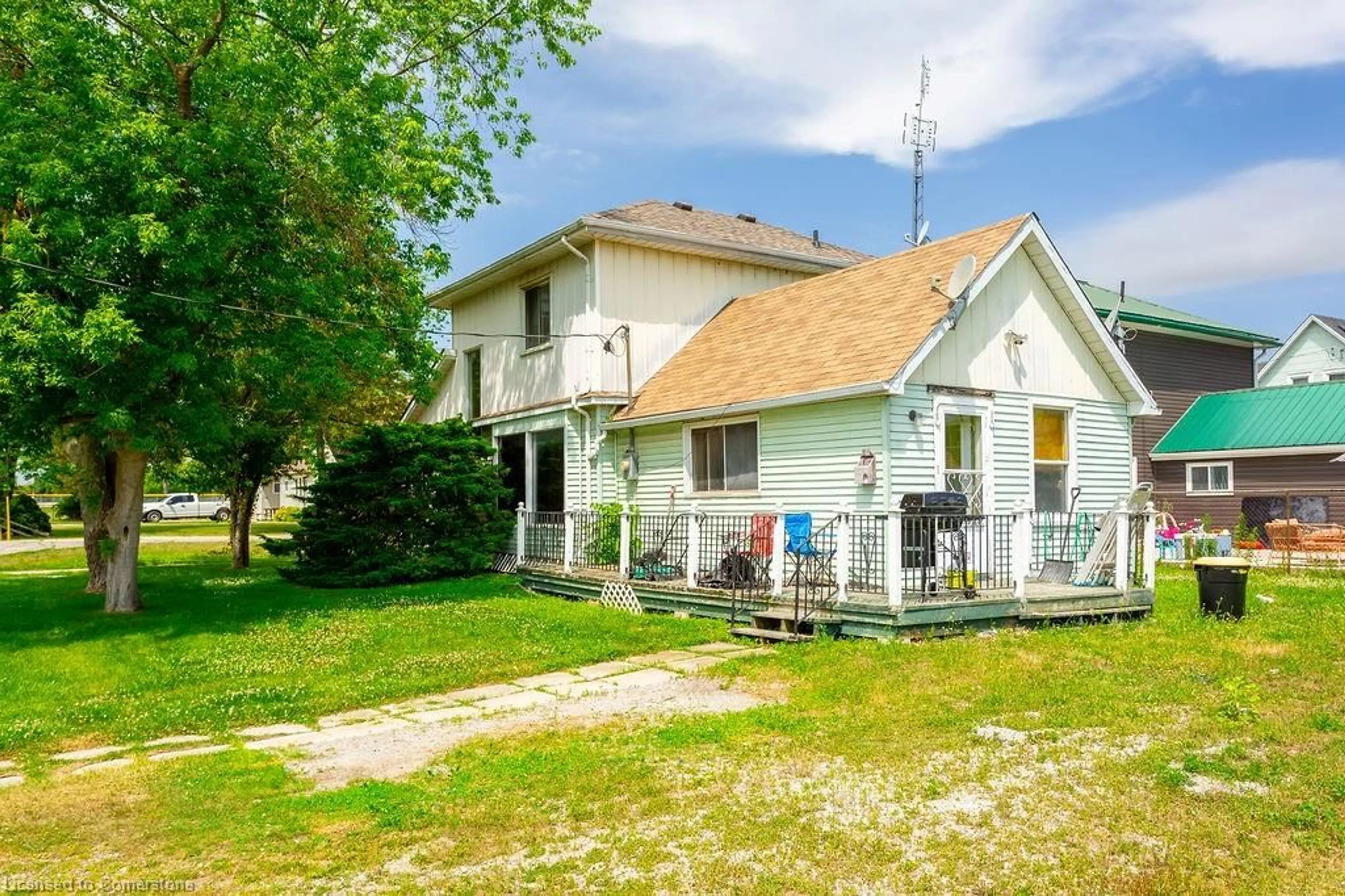 A pic from outside/outdoor area/front of a property/back of a property/a pic from drone, unknown for 9 Erie Stree South St, Selkirk Ontario N0A 1P0