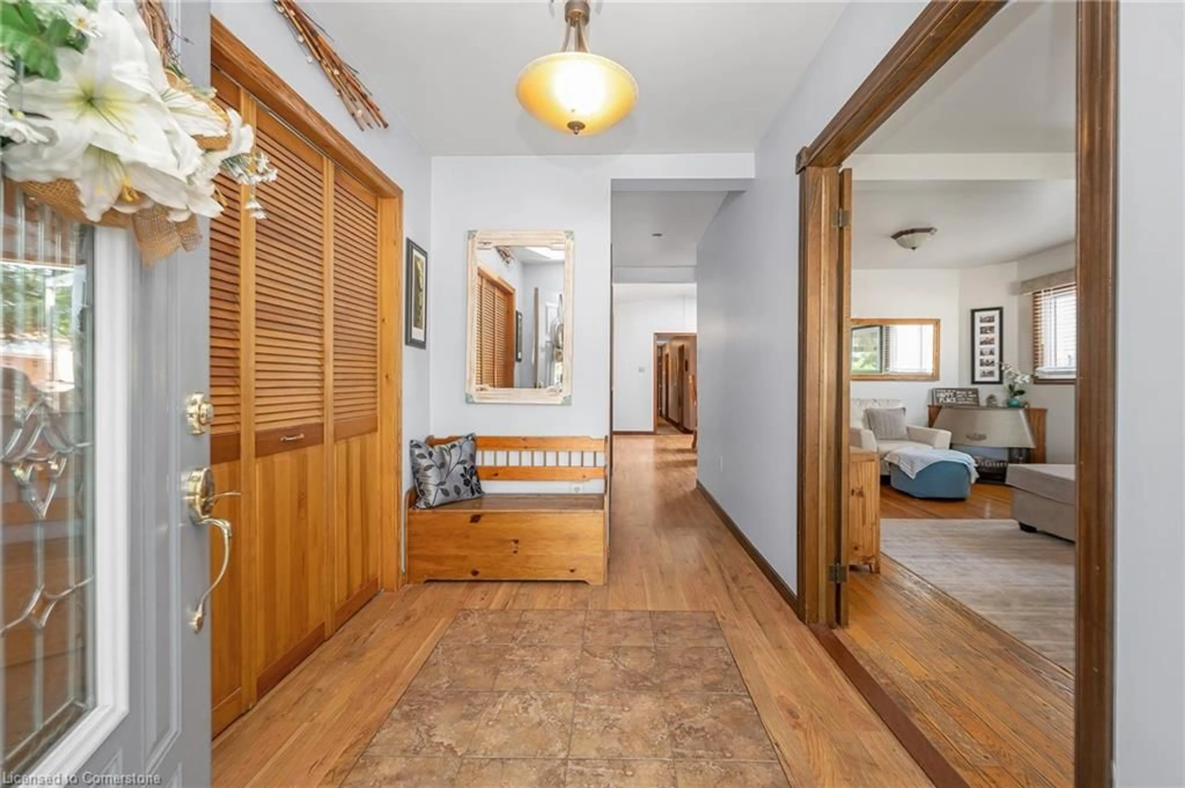 Indoor foyer for 70 Worsley Rd, Stoney Creek Ontario L8E 2G3