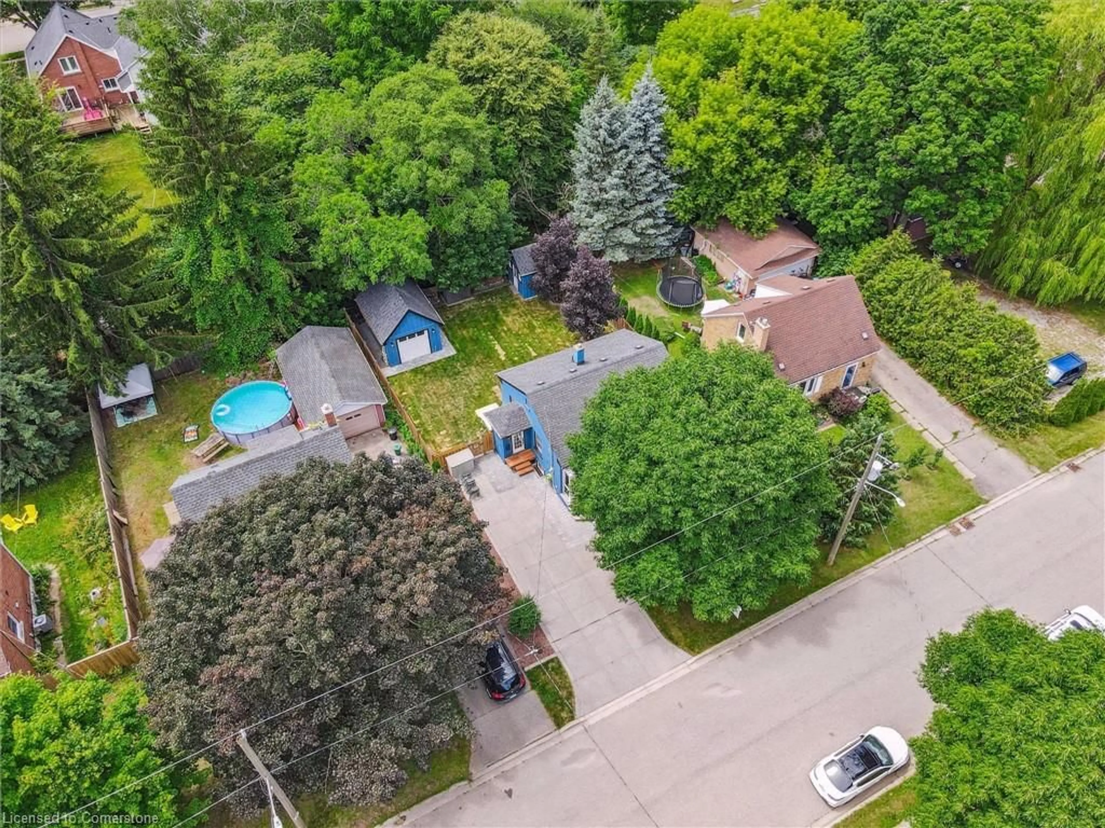 A pic from outside/outdoor area/front of a property/back of a property/a pic from drone, street for 9 Beverley St, Waterloo Ontario N2L 2H5