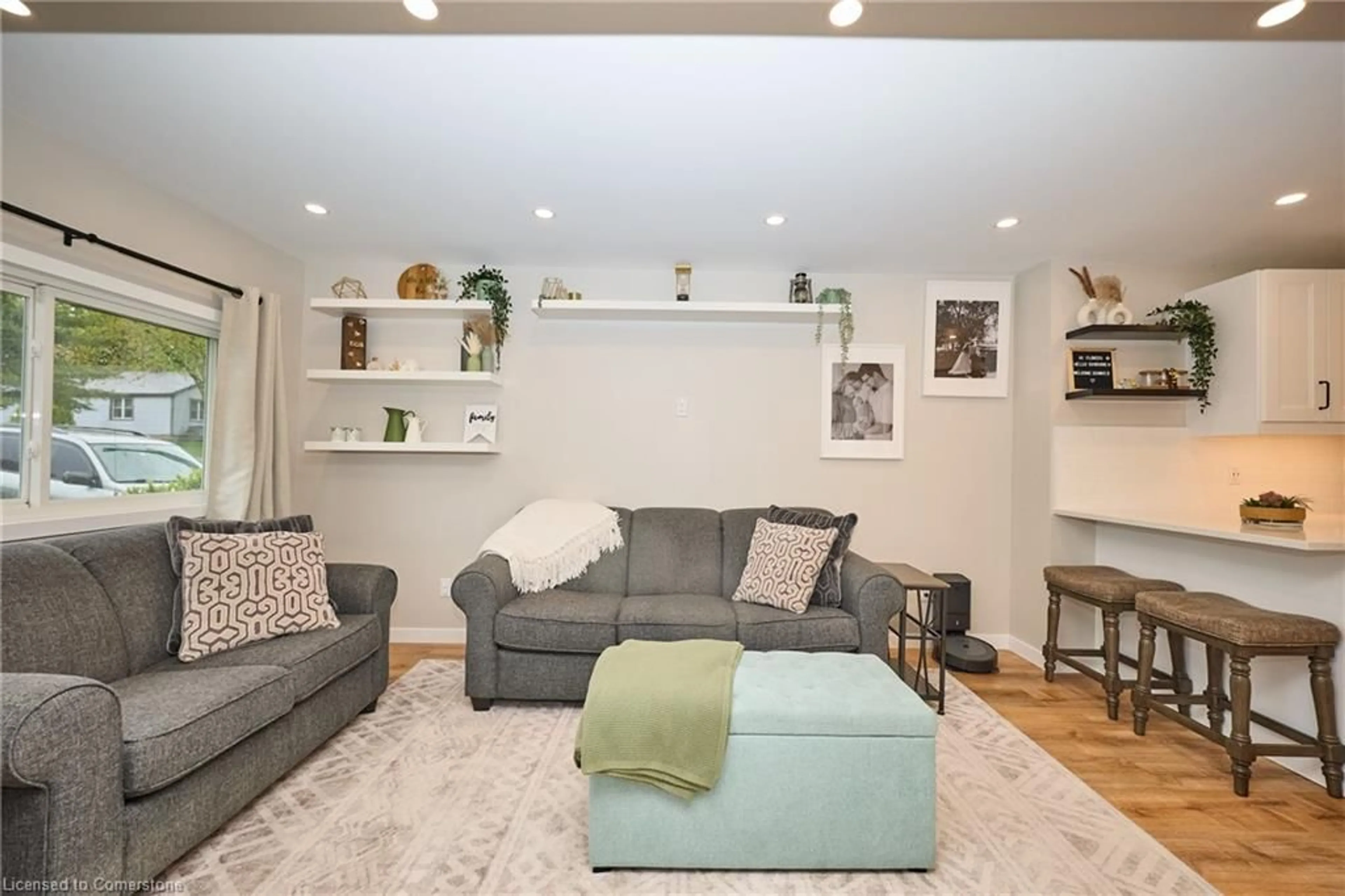 Living room with furniture, unknown for 162 Dufferin Ave, Smithville Ontario L0R 2A0