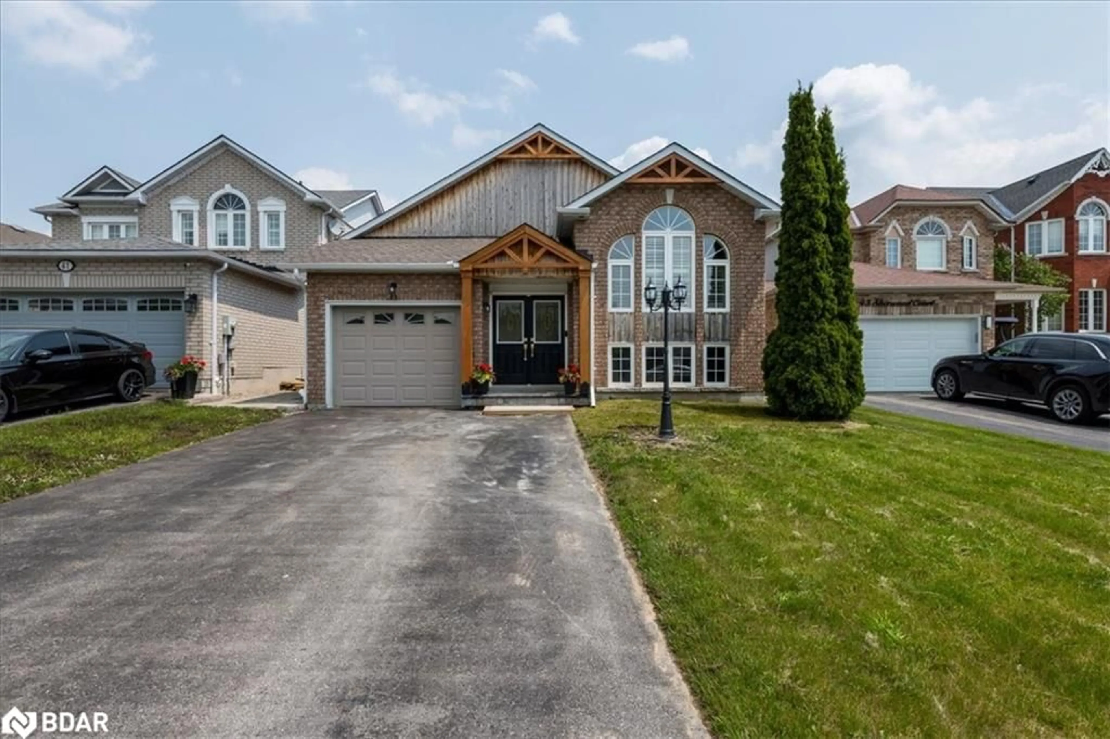 Home with vinyl exterior material, street for 43 Sherwood Crt, Barrie Ontario L4N 9V1