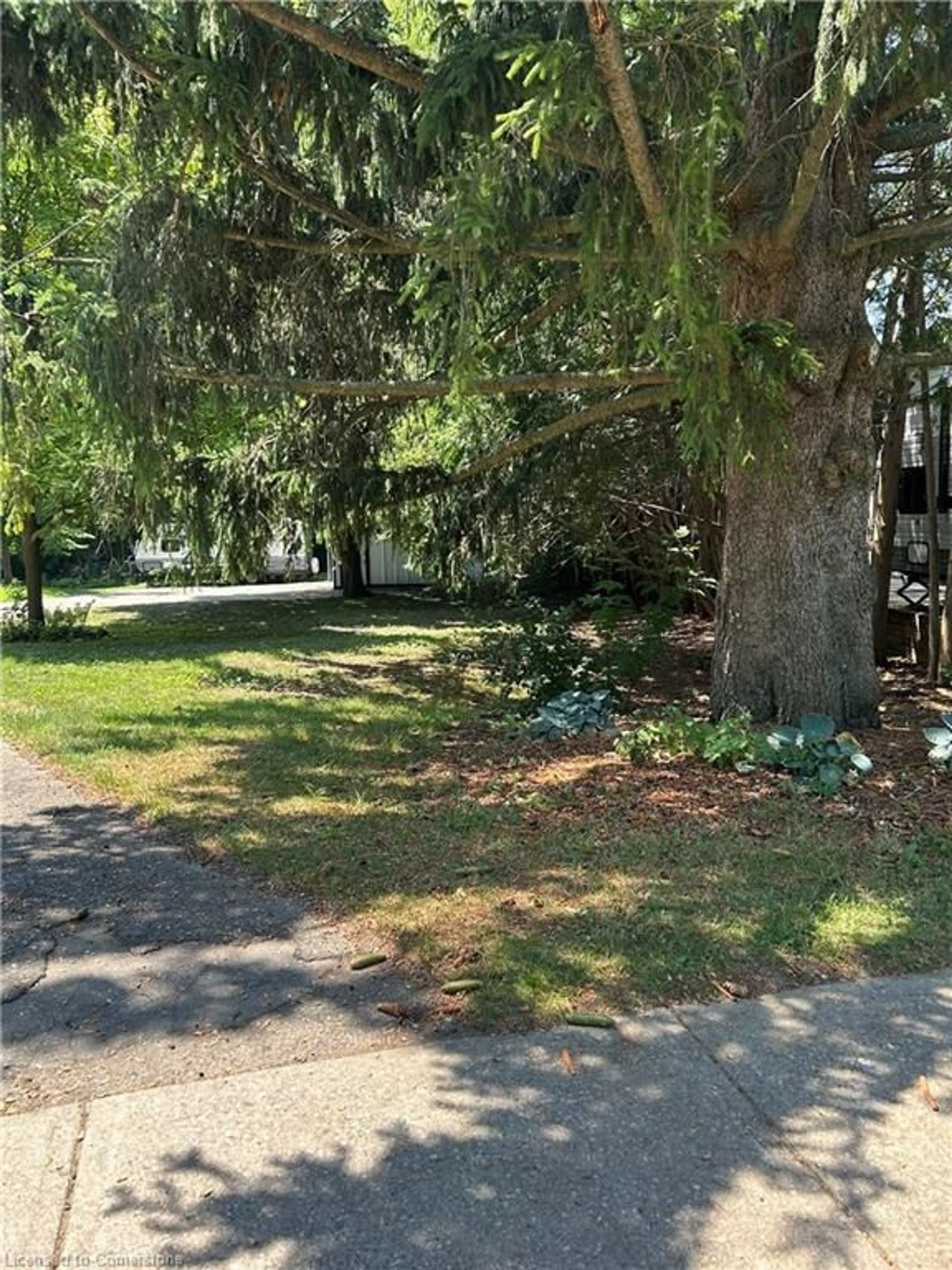A pic from outside/outdoor area/front of a property/back of a property/a pic from drone, street for 33 Islington Ave, Guelph Ontario N1E 1B2