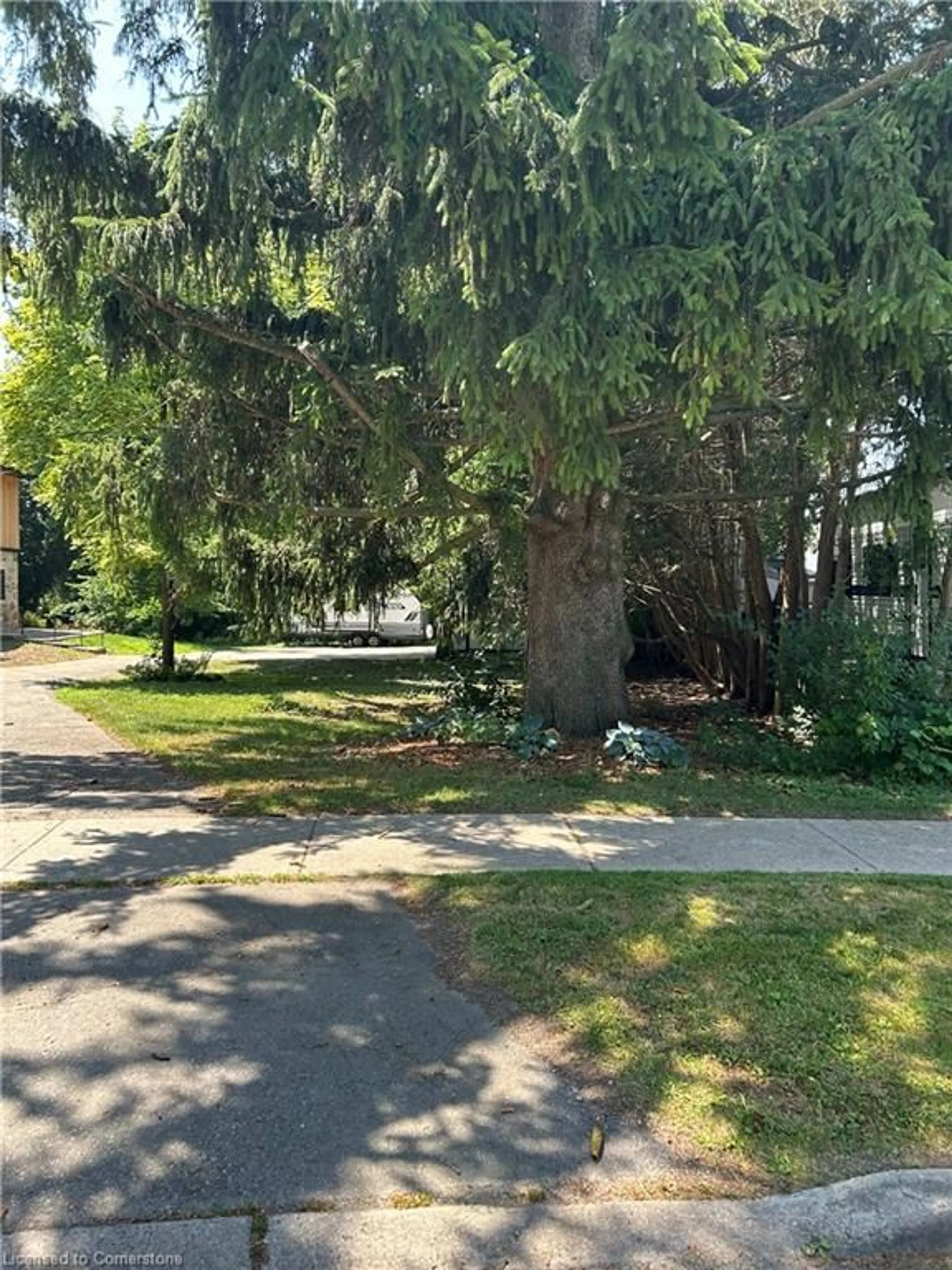 A pic from outside/outdoor area/front of a property/back of a property/a pic from drone, street for 33 Islington Ave, Guelph Ontario N1E 1B2
