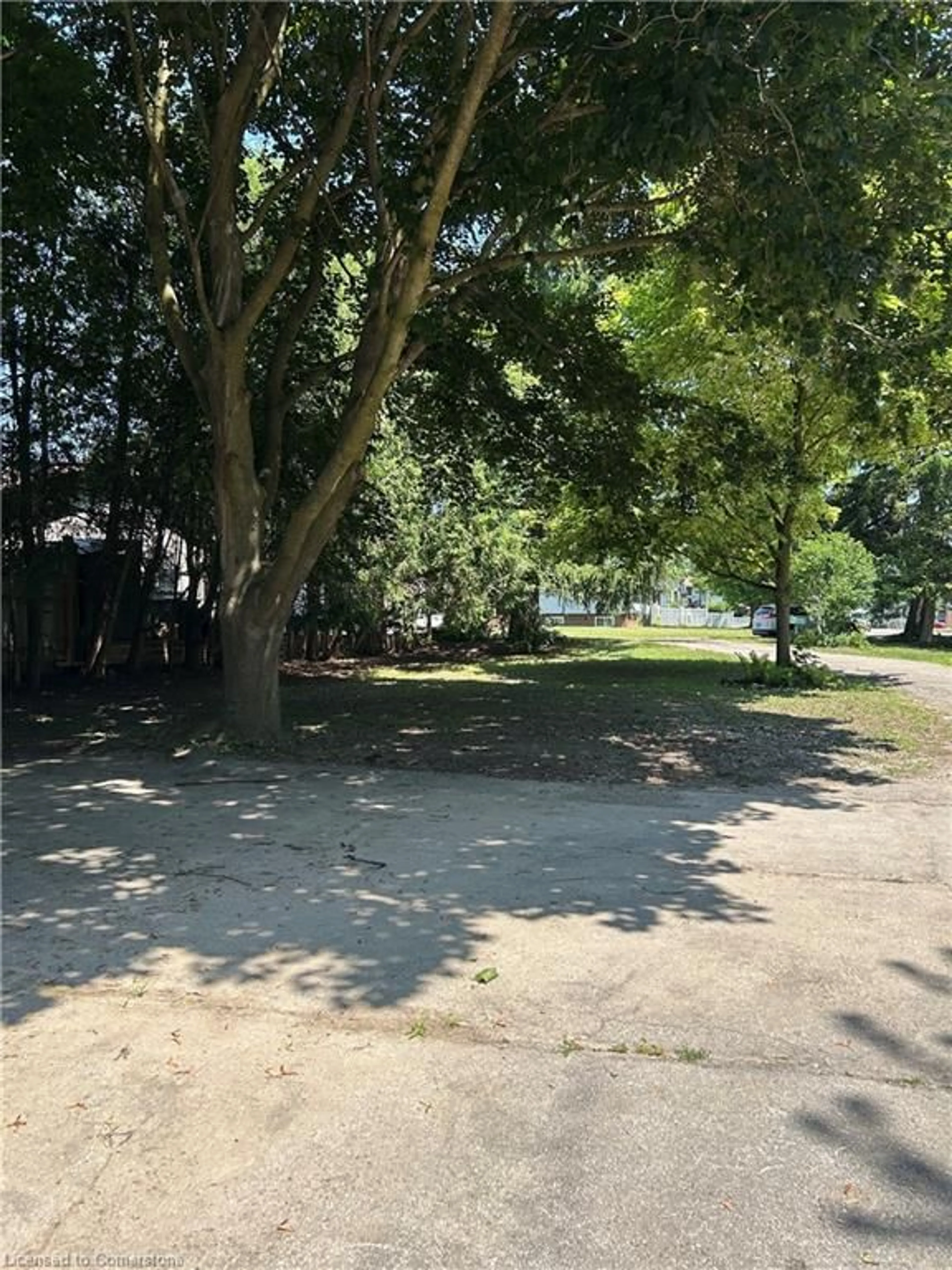 A pic from outside/outdoor area/front of a property/back of a property/a pic from drone, street for 33 Islington Ave, Guelph Ontario N1E 1B2