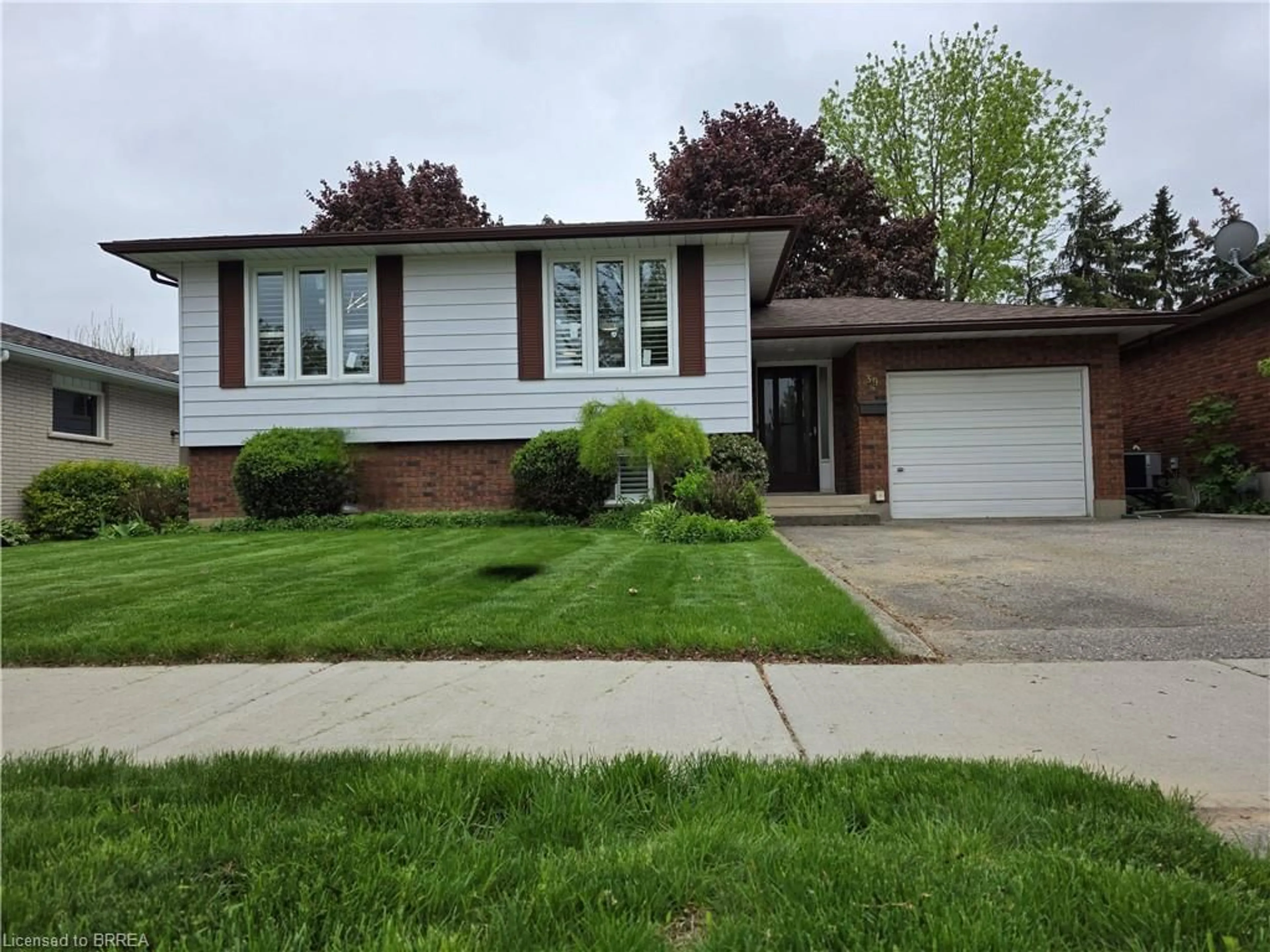 Home with vinyl exterior material, street for 39 Wildflower Lane, Brantford Ontario N3R 6B3