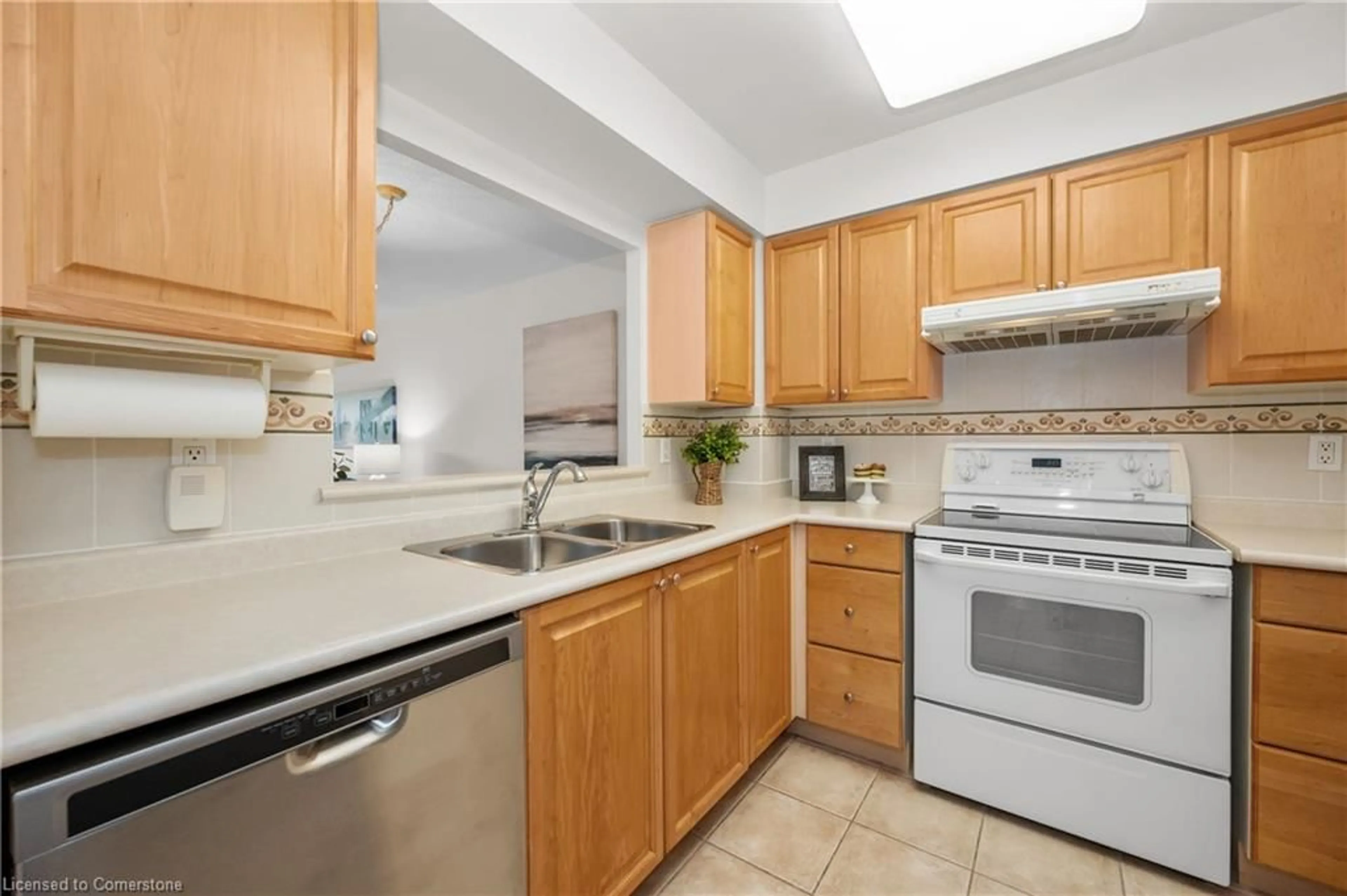 Standard kitchen, ceramic/tile floor for 100 Burloak Dr #1214, Burlington Ontario L7L 6P6