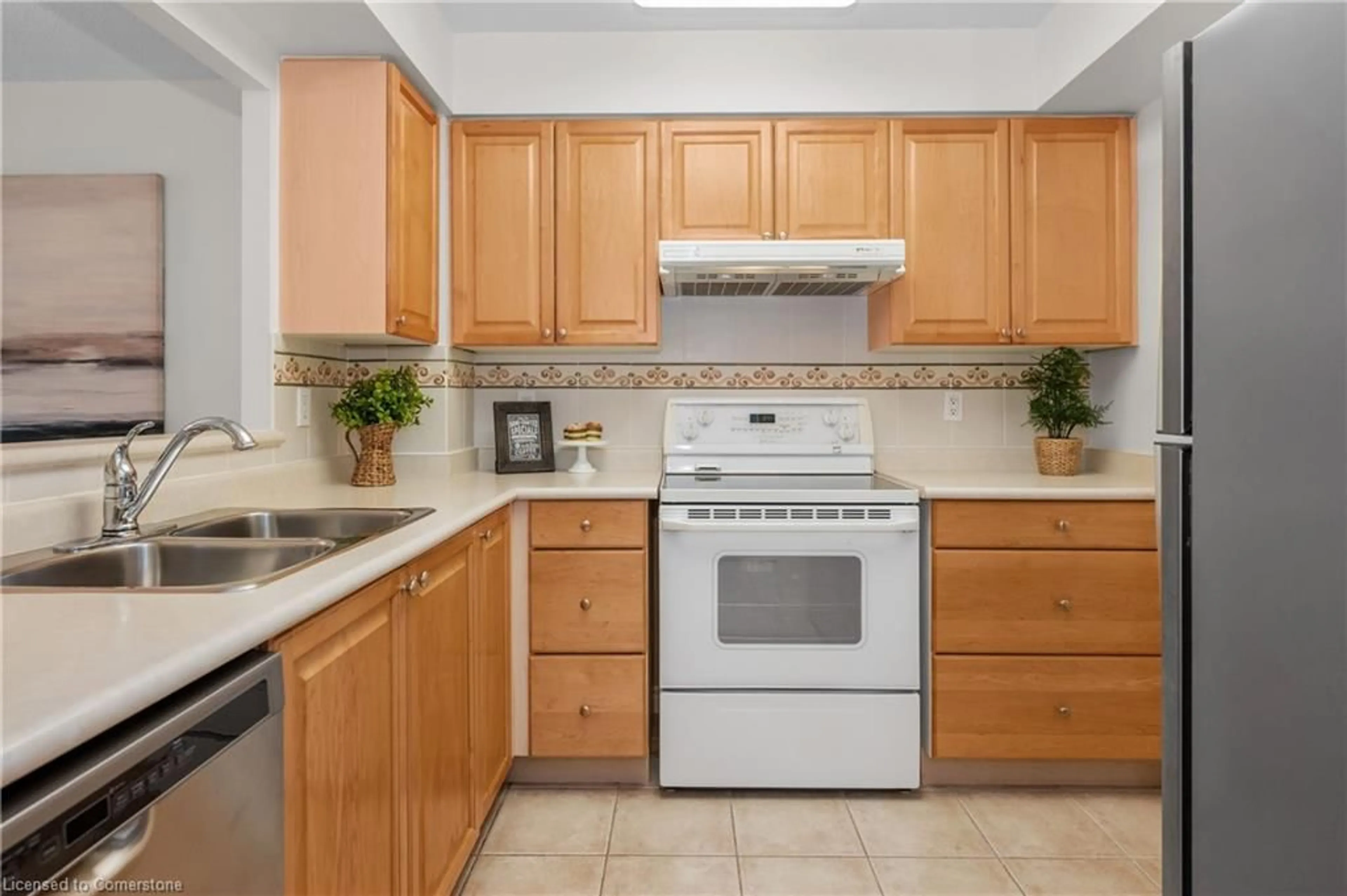 Standard kitchen, ceramic/tile floor for 100 Burloak Dr #1214, Burlington Ontario L7L 6P6