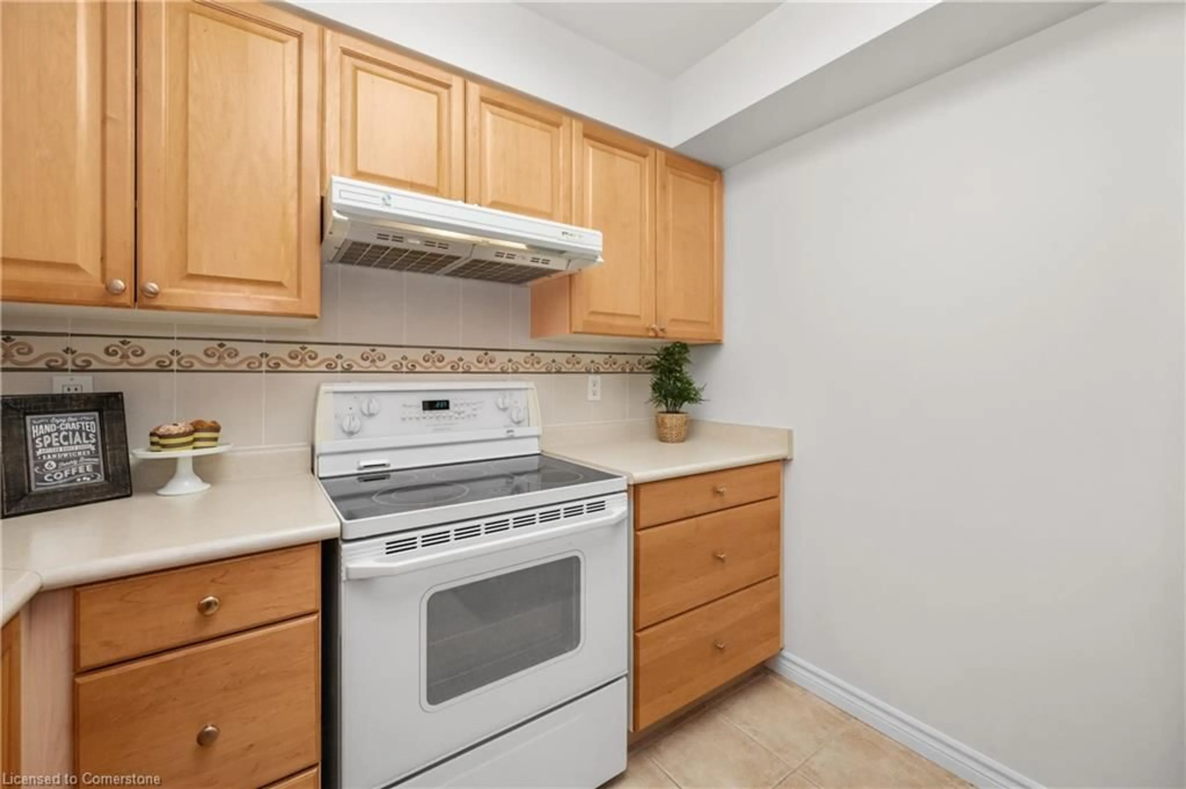 Standard kitchen, unknown for 100 Burloak Dr #1214, Burlington Ontario L7L 6P6