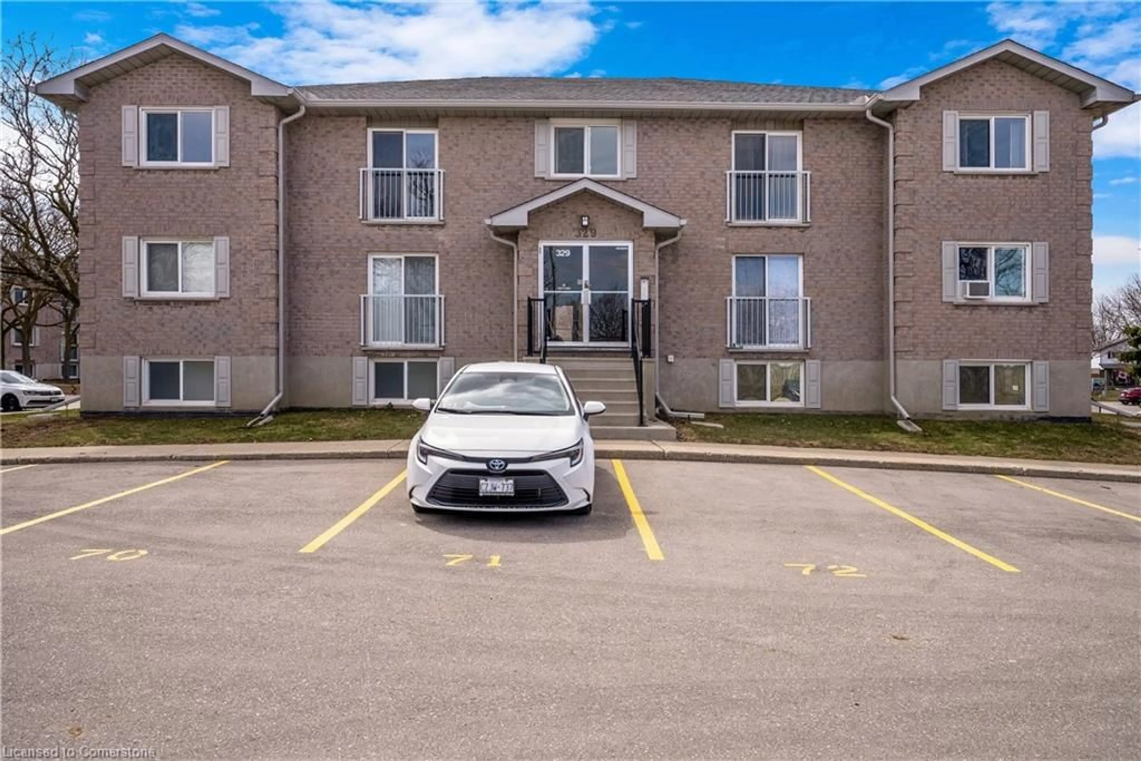 Patio, building for 329 Northlake Dr #5, Waterloo Ontario N2V 1Z1