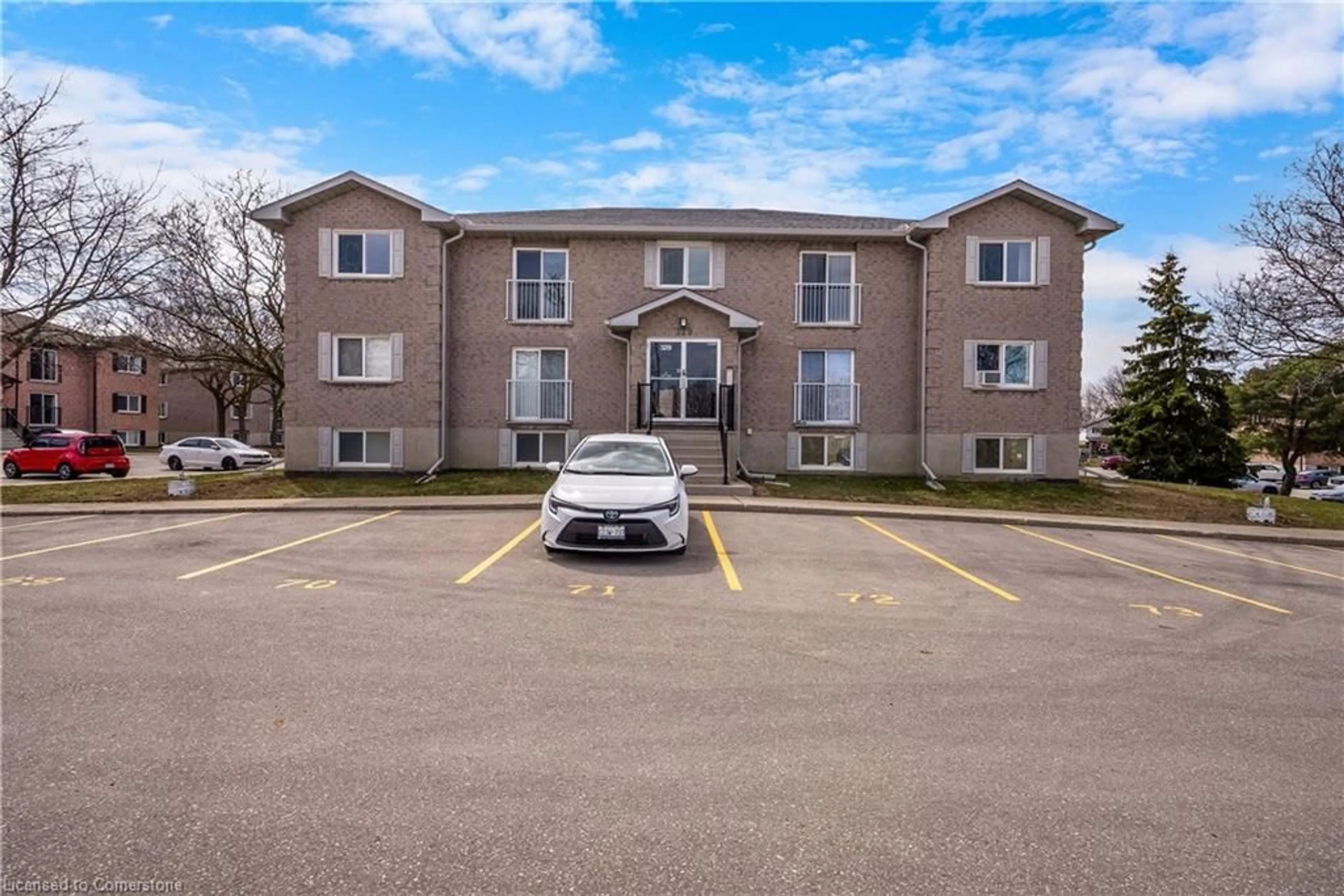 A pic from outside/outdoor area/front of a property/back of a property/a pic from drone, building for 329 Northlake Dr #5, Waterloo Ontario N2V 1Z1