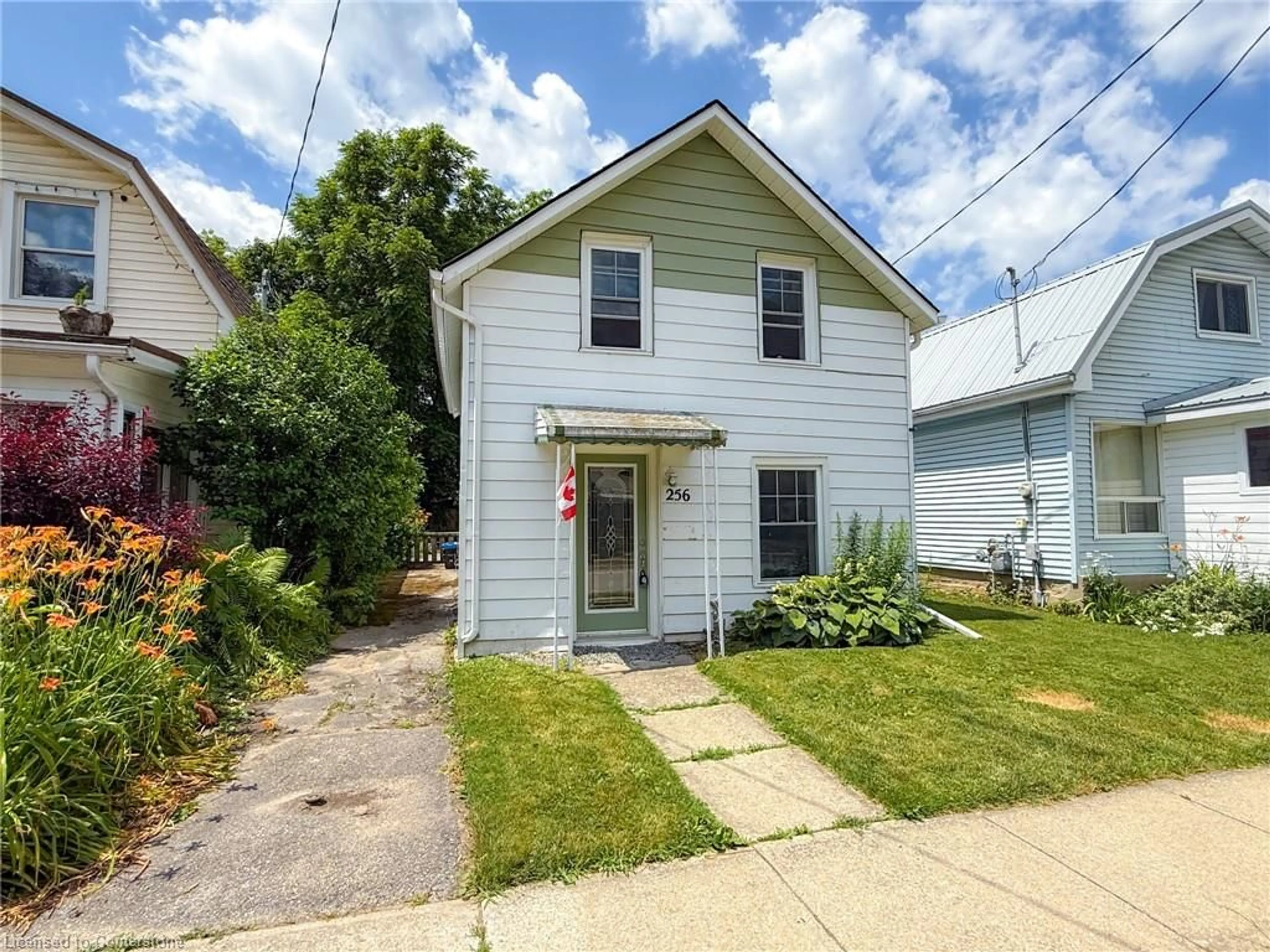 Home with vinyl exterior material, street for 256 Head St, Simcoe Ontario N3Y 3A9