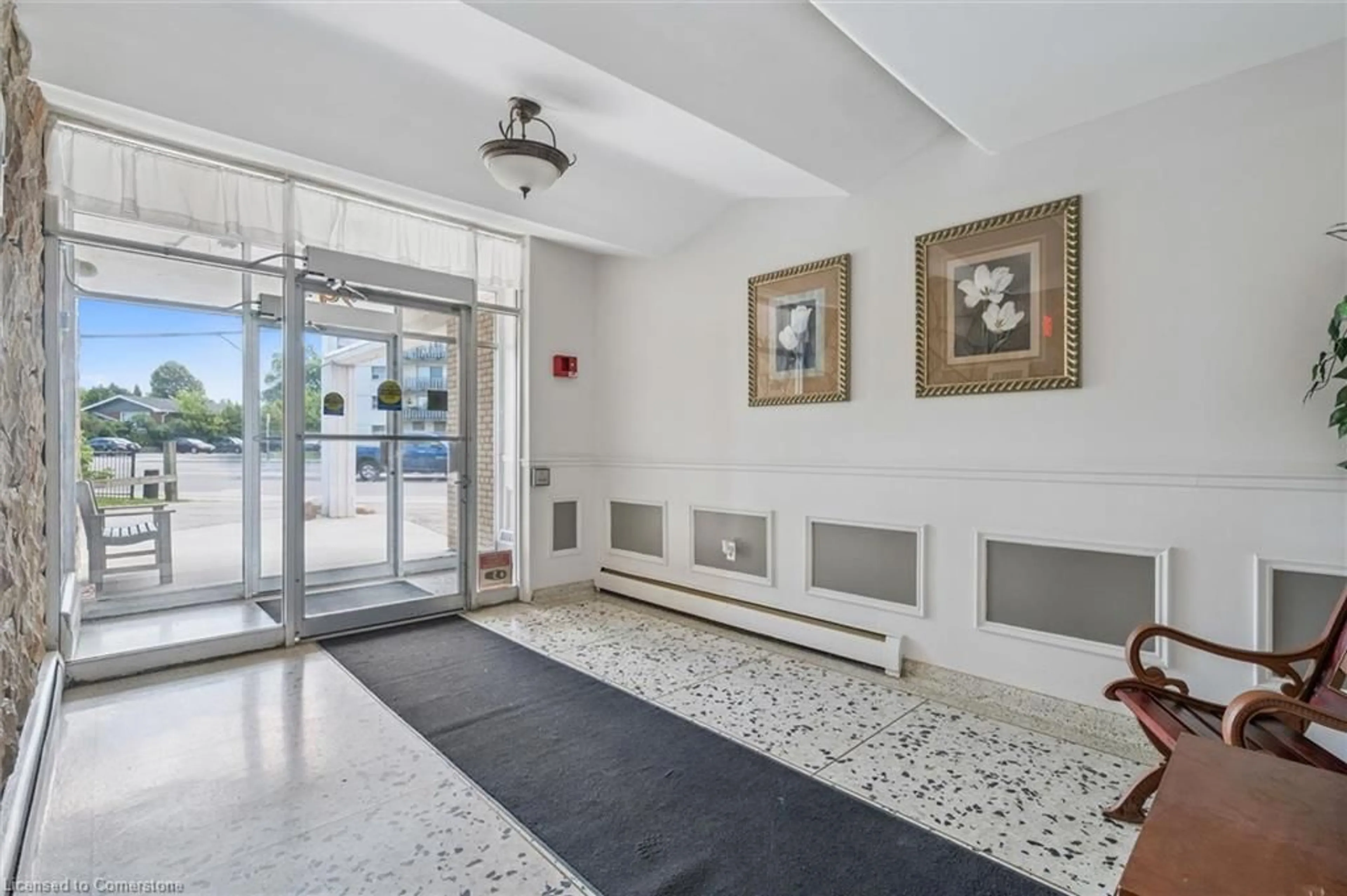 Indoor foyer for 293 Mohawk Rd #302, Hamilton Ontario L9A 2J1