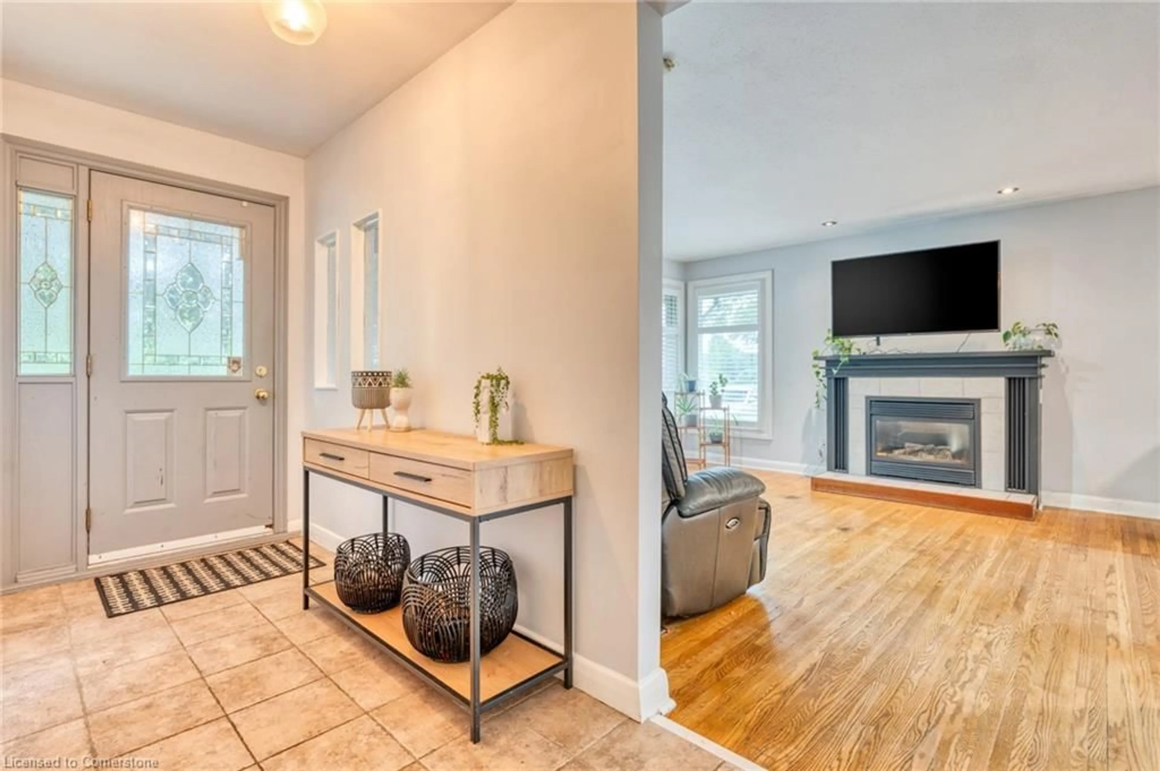 Indoor entryway for 449 Glancaster Rd, Hamilton Ontario L0R 1W0