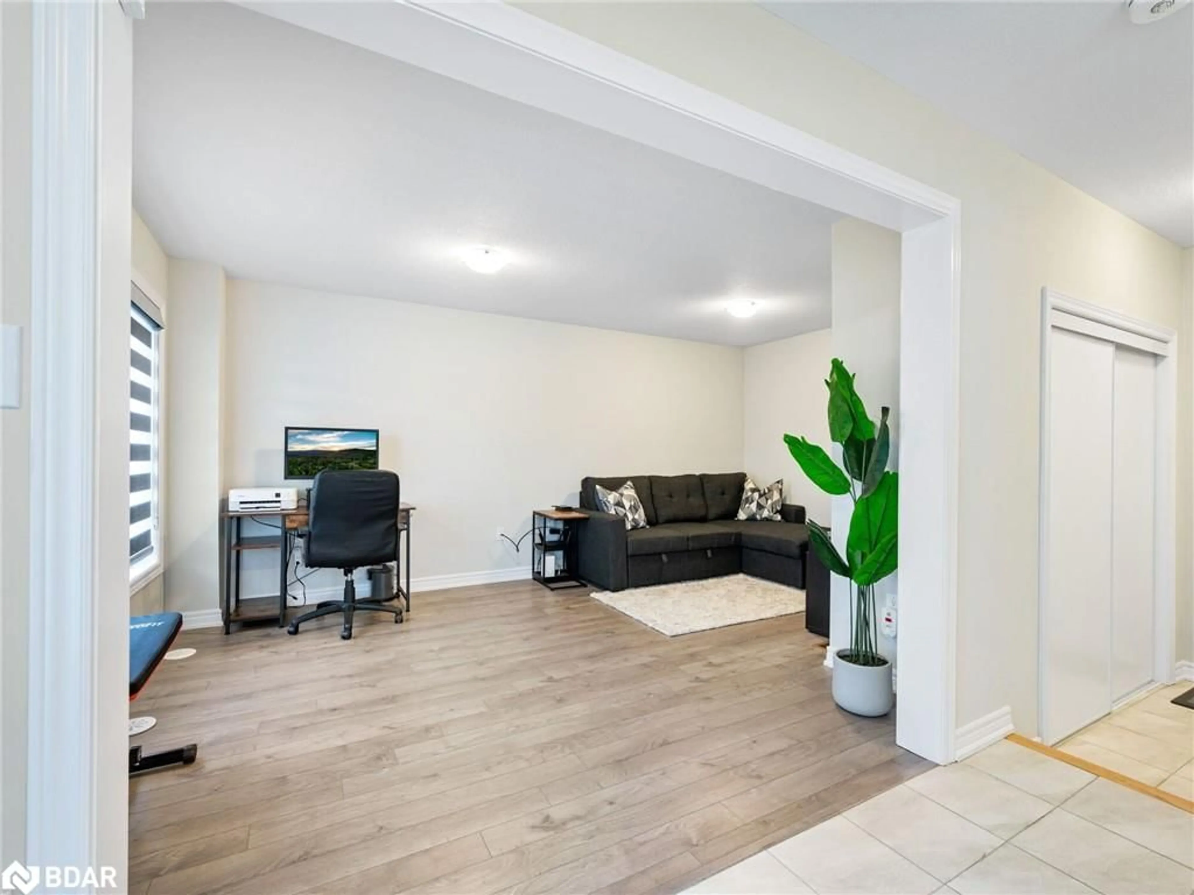 Living room with furniture, unknown for 27 Canoe Lane, Hamilton Ontario L8K 0A3