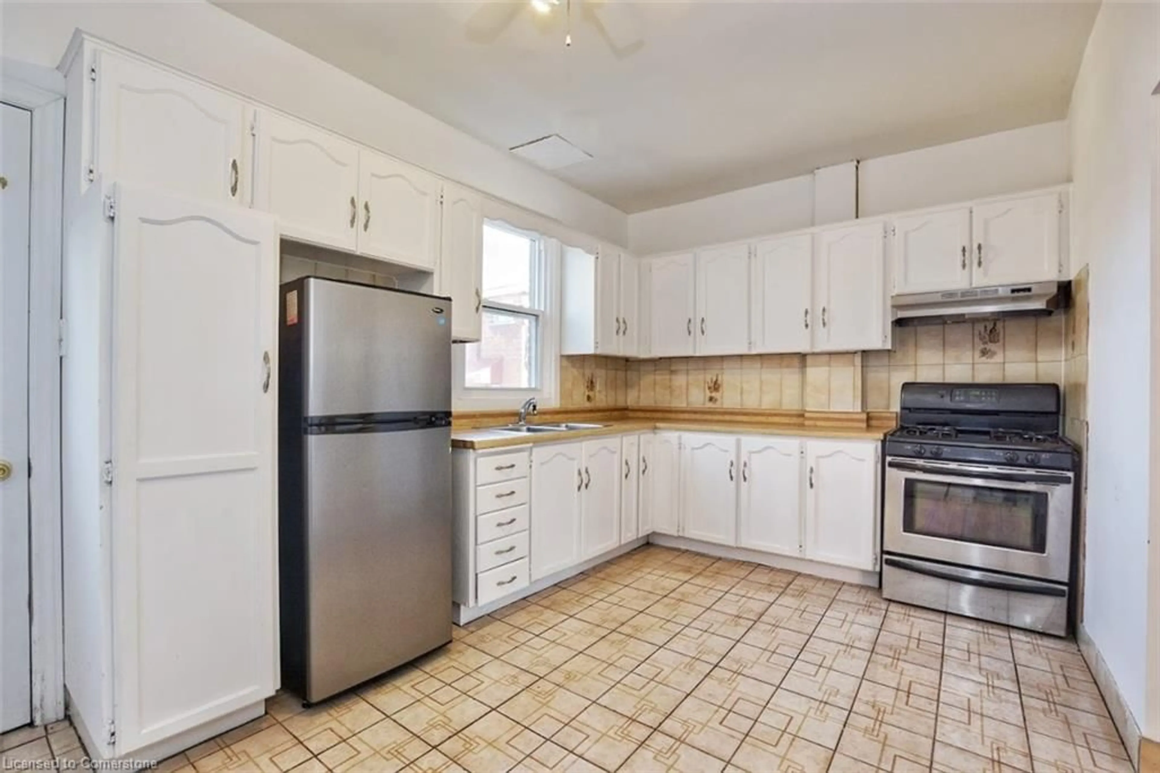 Standard kitchen, ceramic/tile floor for 59 Strathcona Ave, Hamilton Ontario L8P 4J1