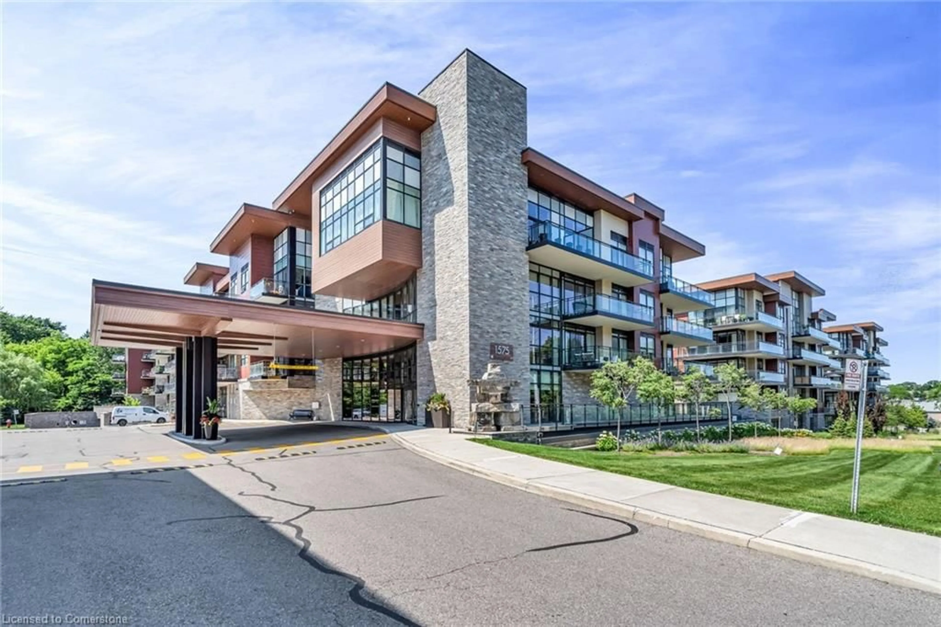 Indoor foyer for 1575 Lakeshore Road West Rd #368, Mississauga Ontario L5J 0B1